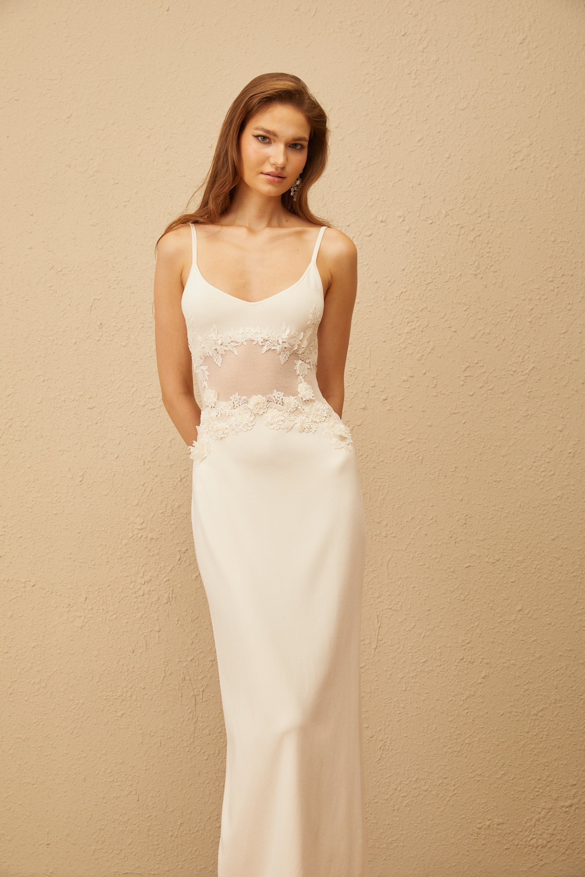 Uxue – Maxikleid aus Strick mit Blumenstickerei in Off-White