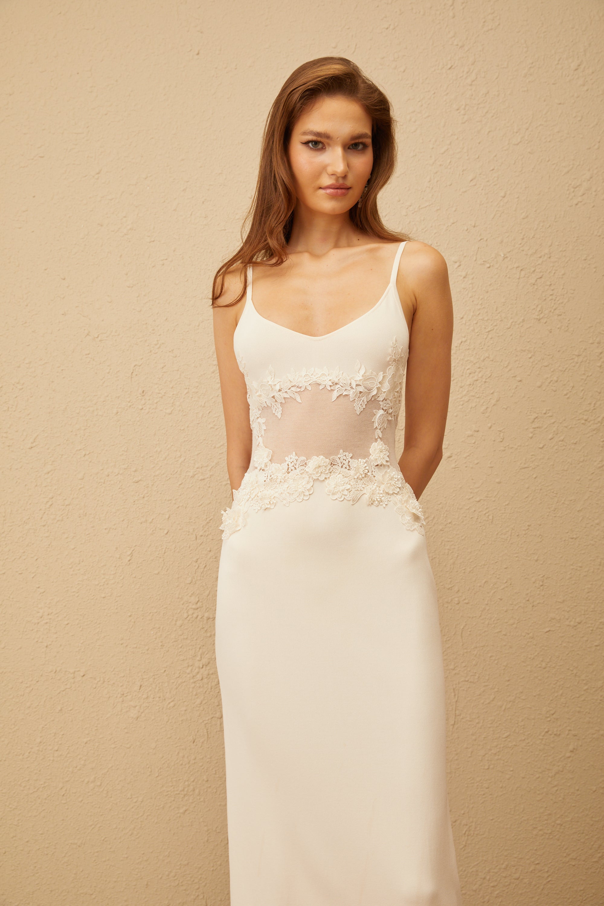 Uxue – Maxikleid aus Strick mit Blumenstickerei in Off-White