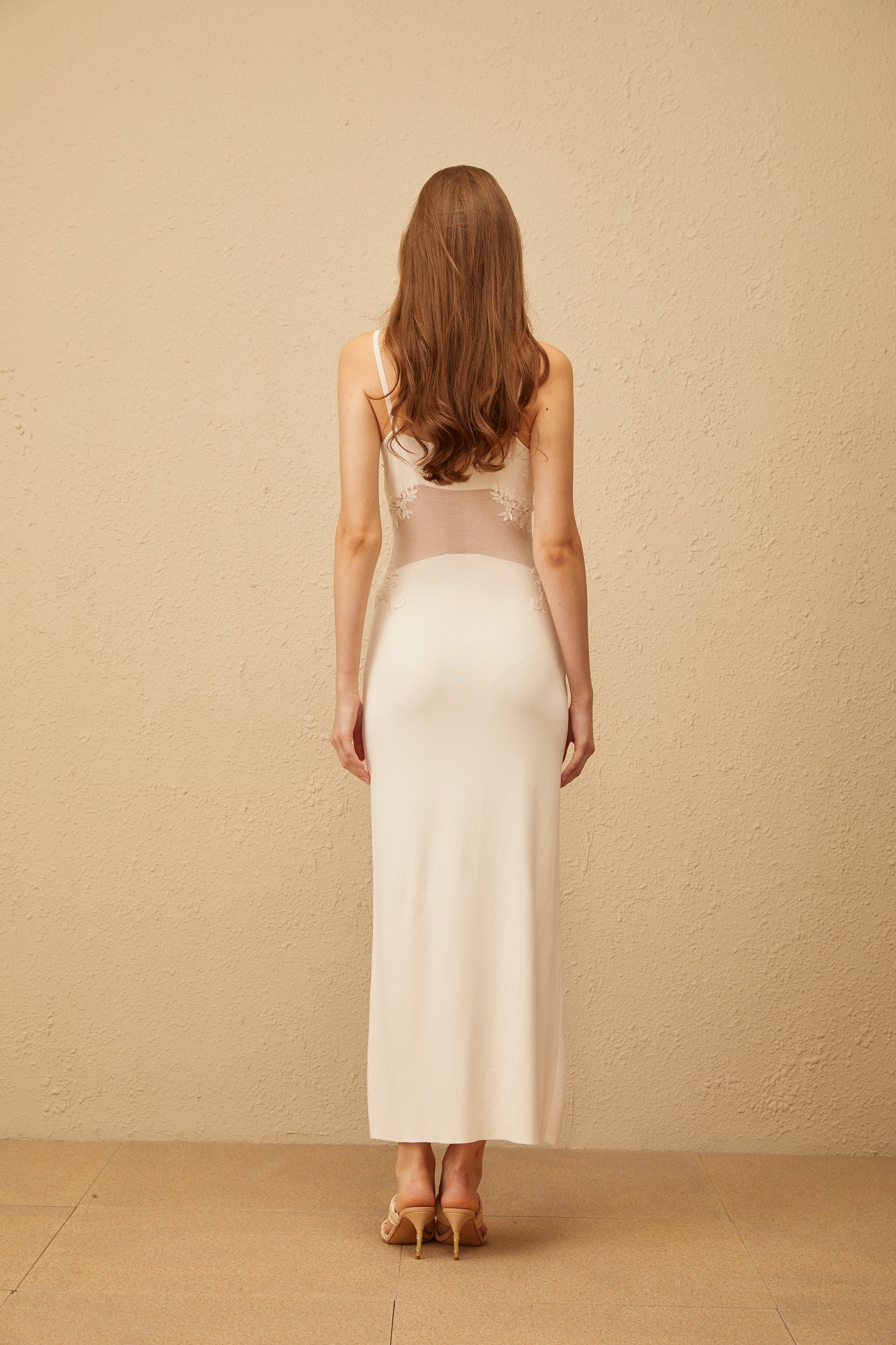 Uxue – Maxikleid aus Strick mit Blumenstickerei in Off-White