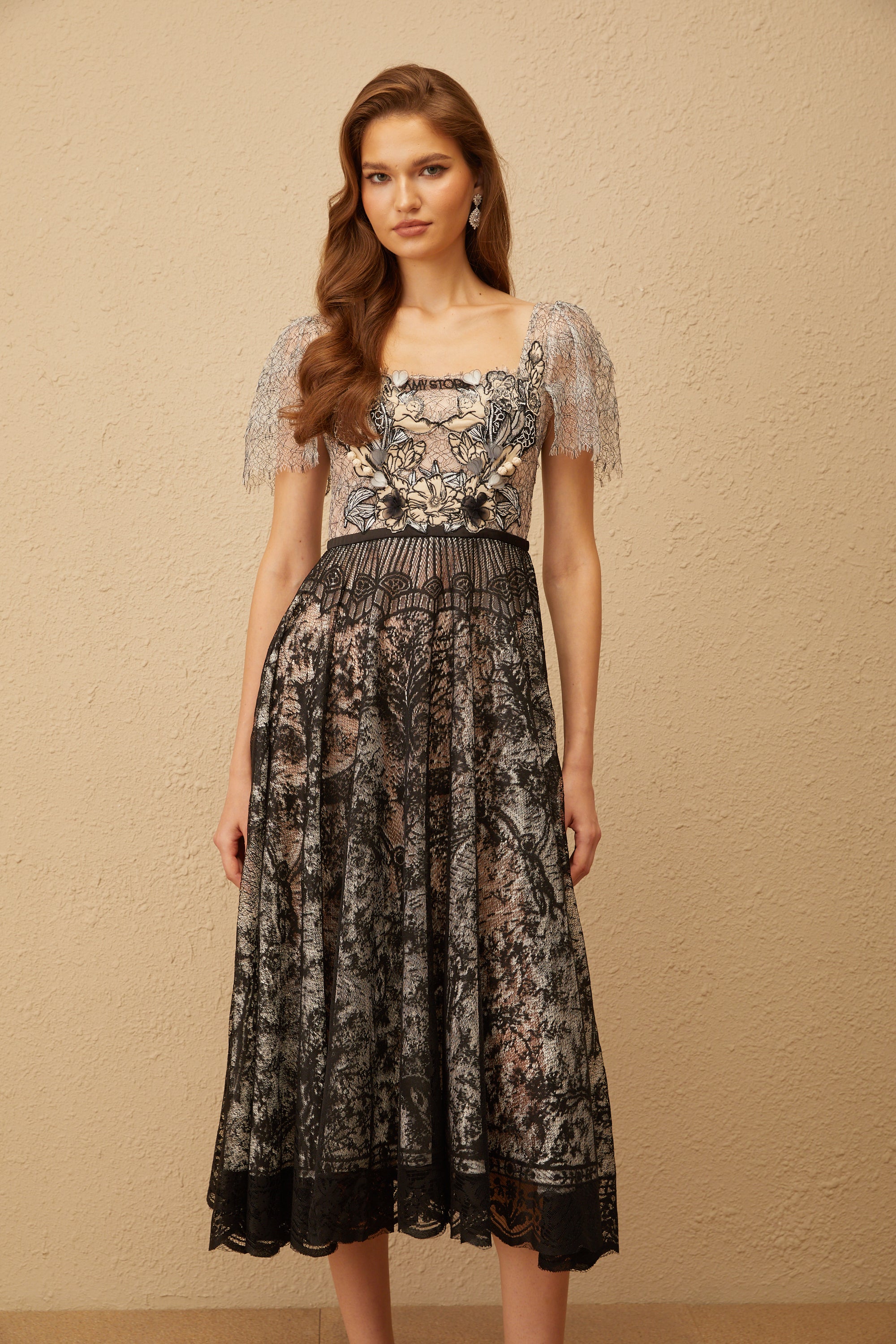 فستان أوسيان الأسود متوسط الطول من الدانتيل المطرز بالزهور