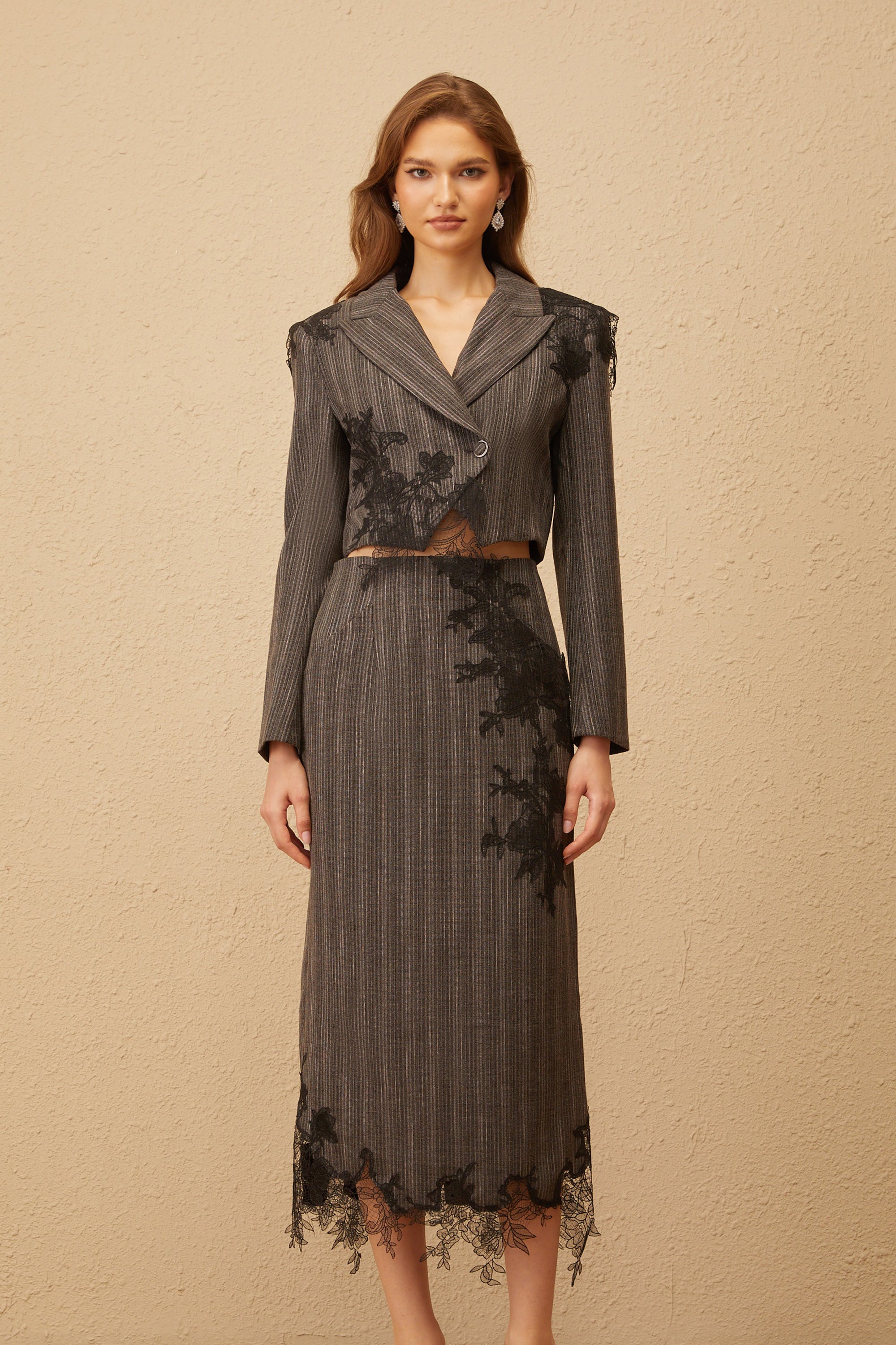 Sidonie – Graues Blazer- und Rockset mit Blumenapplikation und Streifen