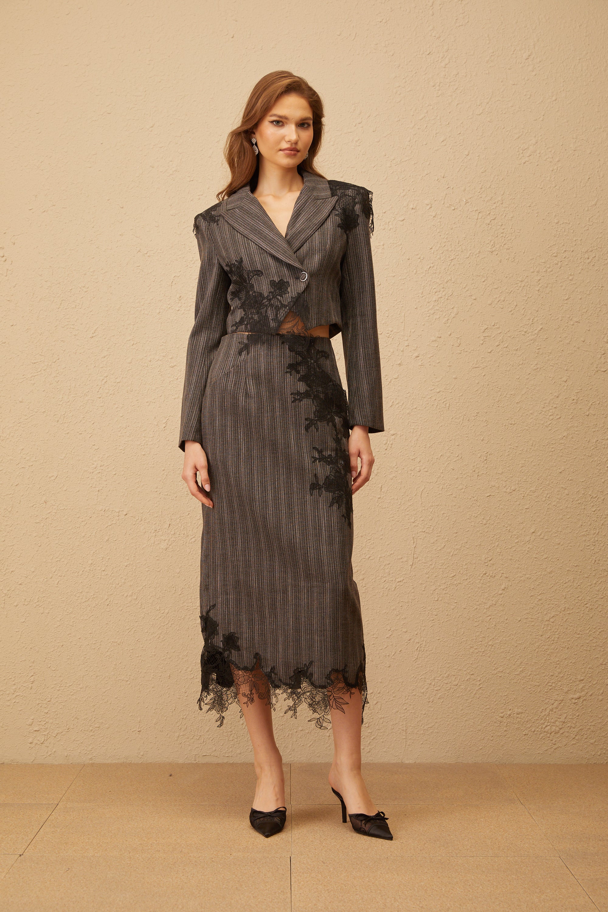 Sidonie – Graues Blazer- und Rockset mit Blumenapplikation und Streifen