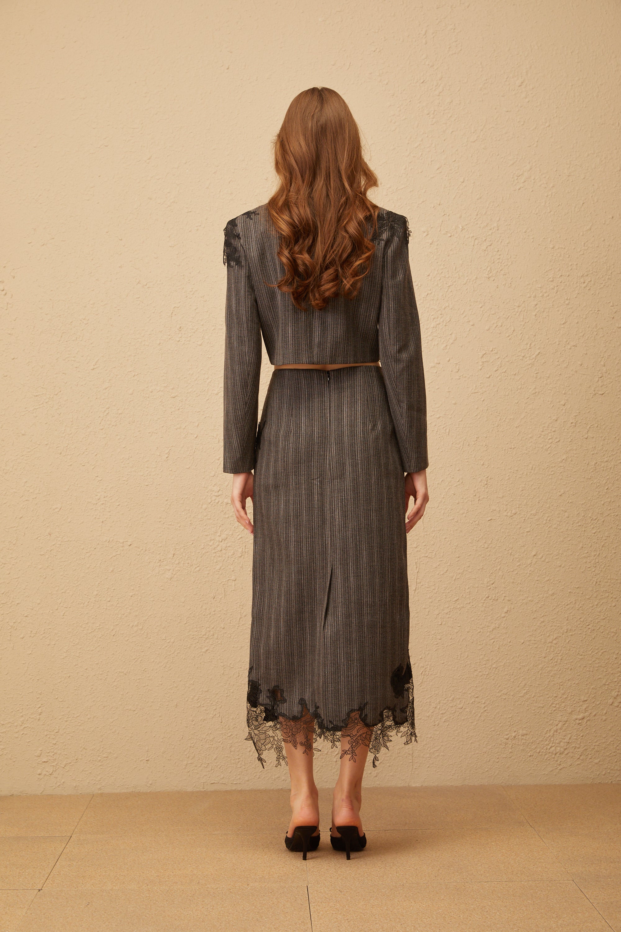 Sidonie – Graues Blazer- und Rockset mit Blumenapplikation und Streifen