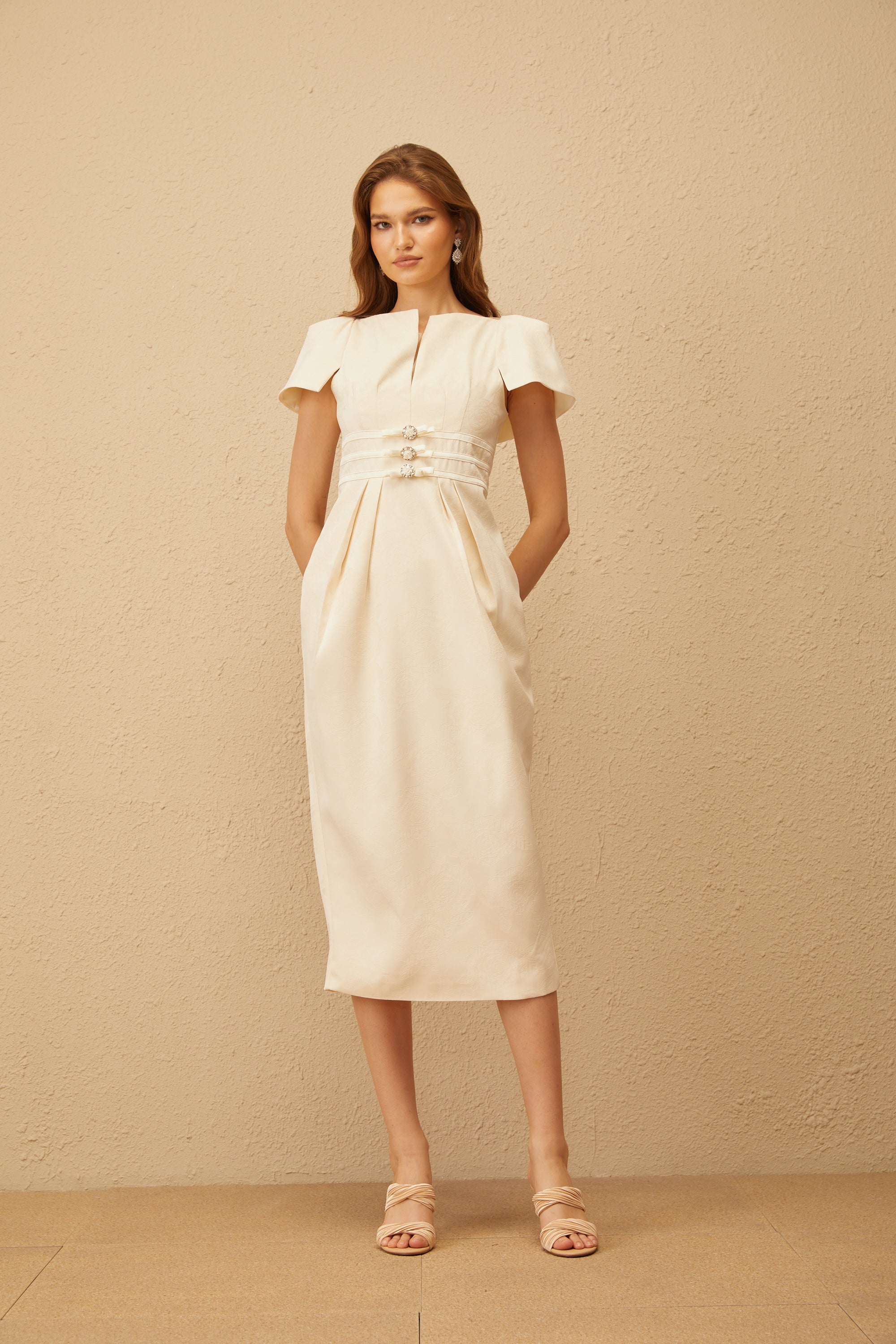 فستان أنطوانيت متوسط الطول بعقدة جاكار زهرية محايدة