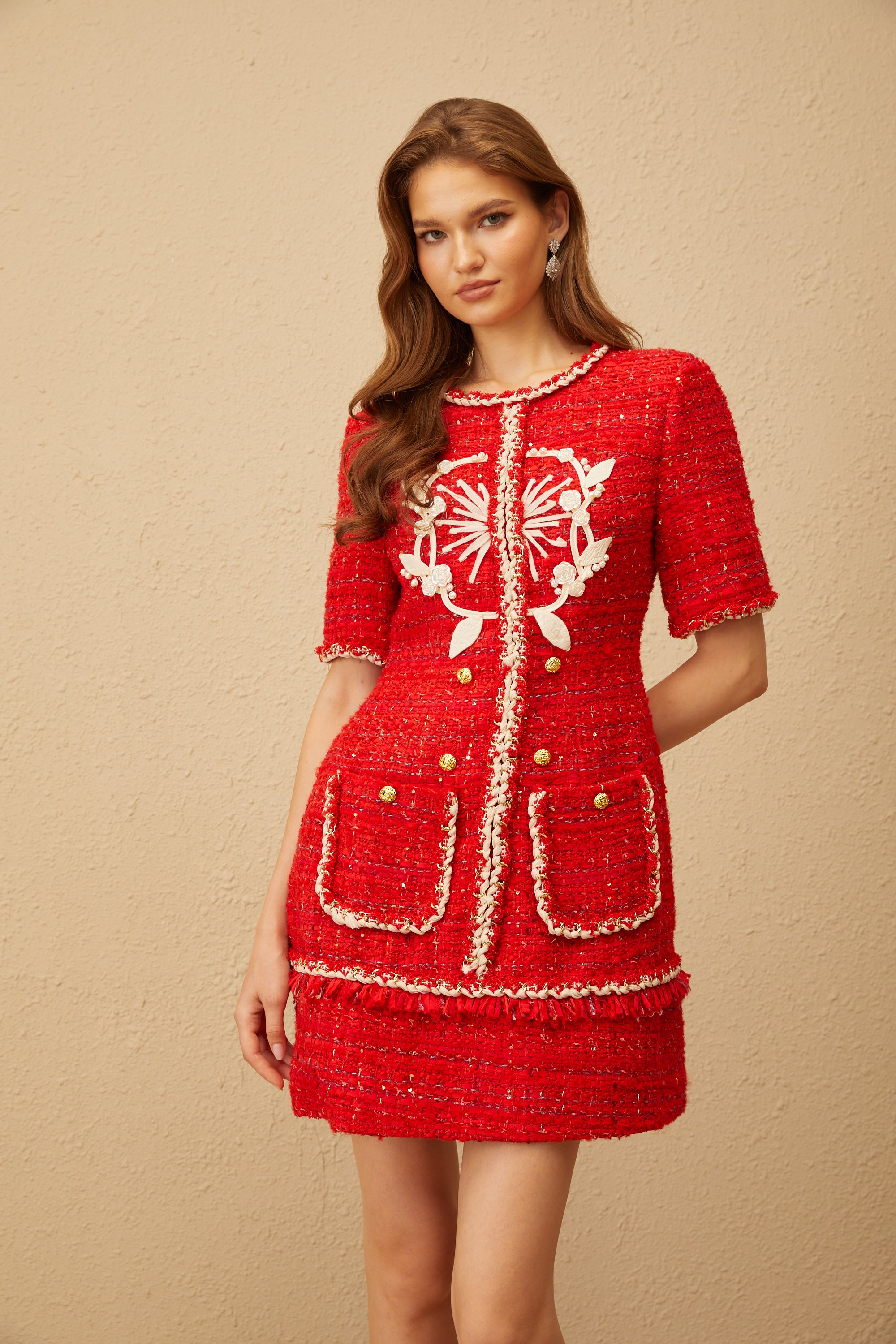فستان قصير من التويد مزين بالزهور باللون الأحمر