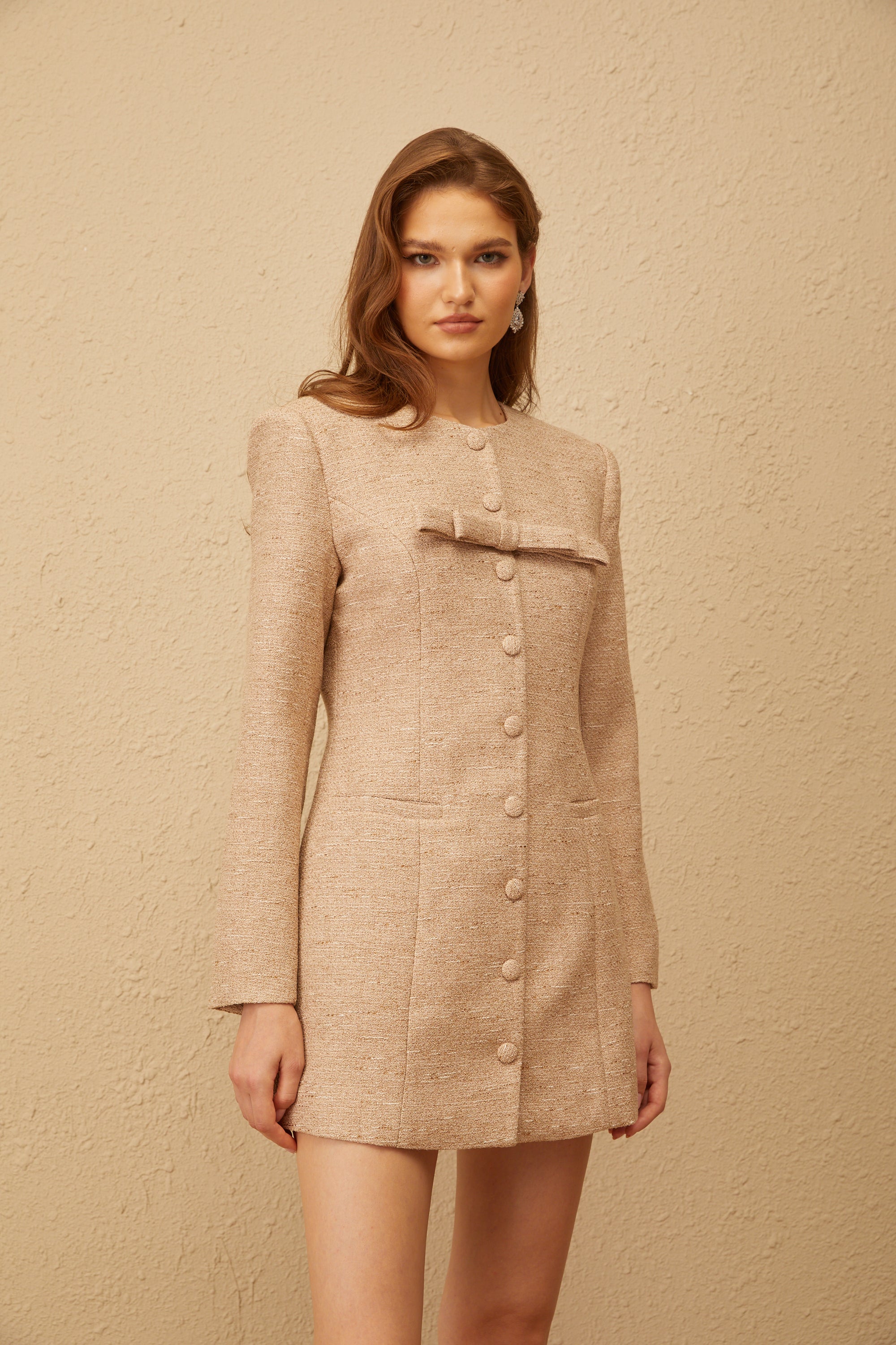 طقم فستان وشورت من قماش التويد بعقدة فيونكة من يوراني كاكي