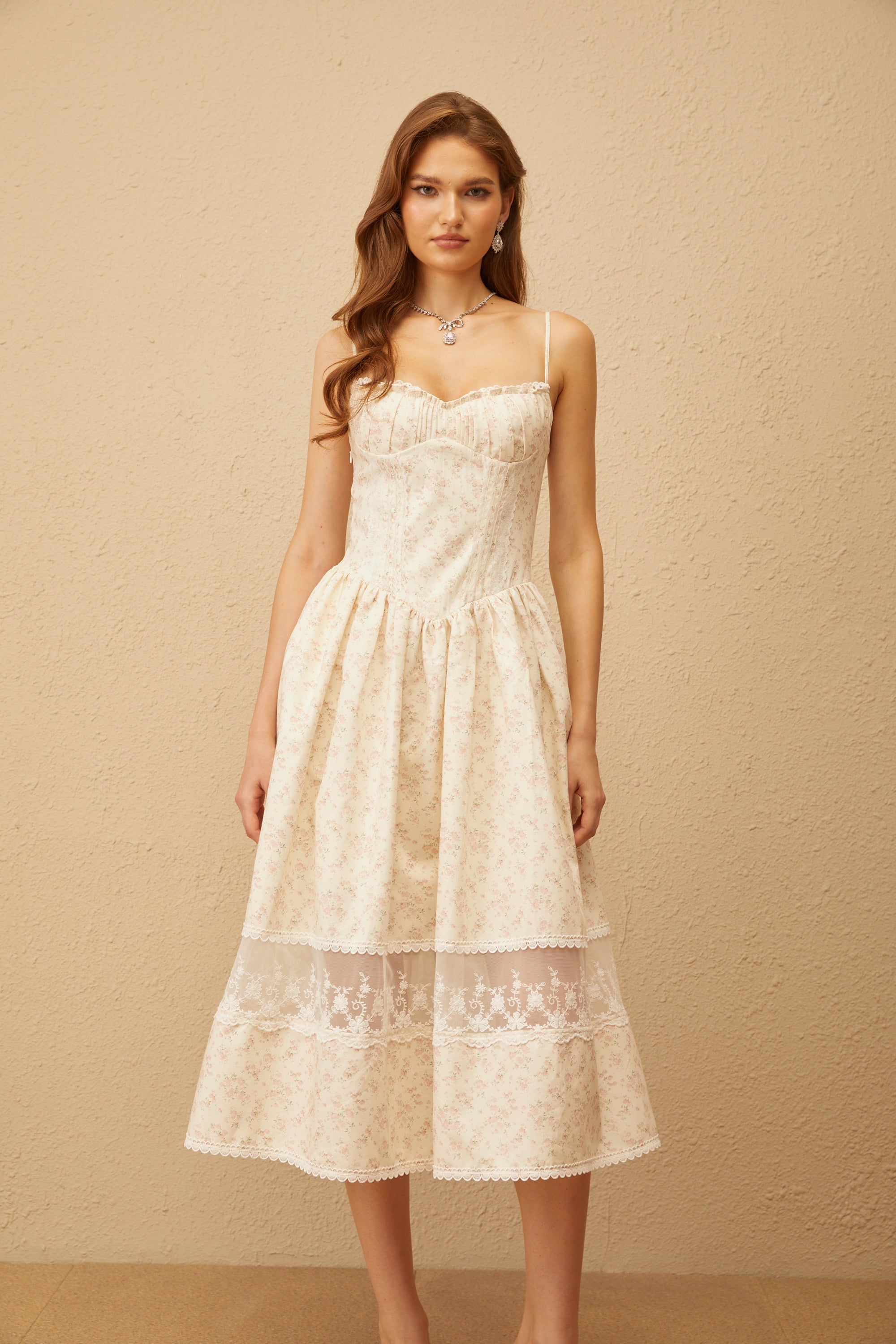 Caroline – Neutrales Midikleid mit Spitzenbesatz und Blumenmuster