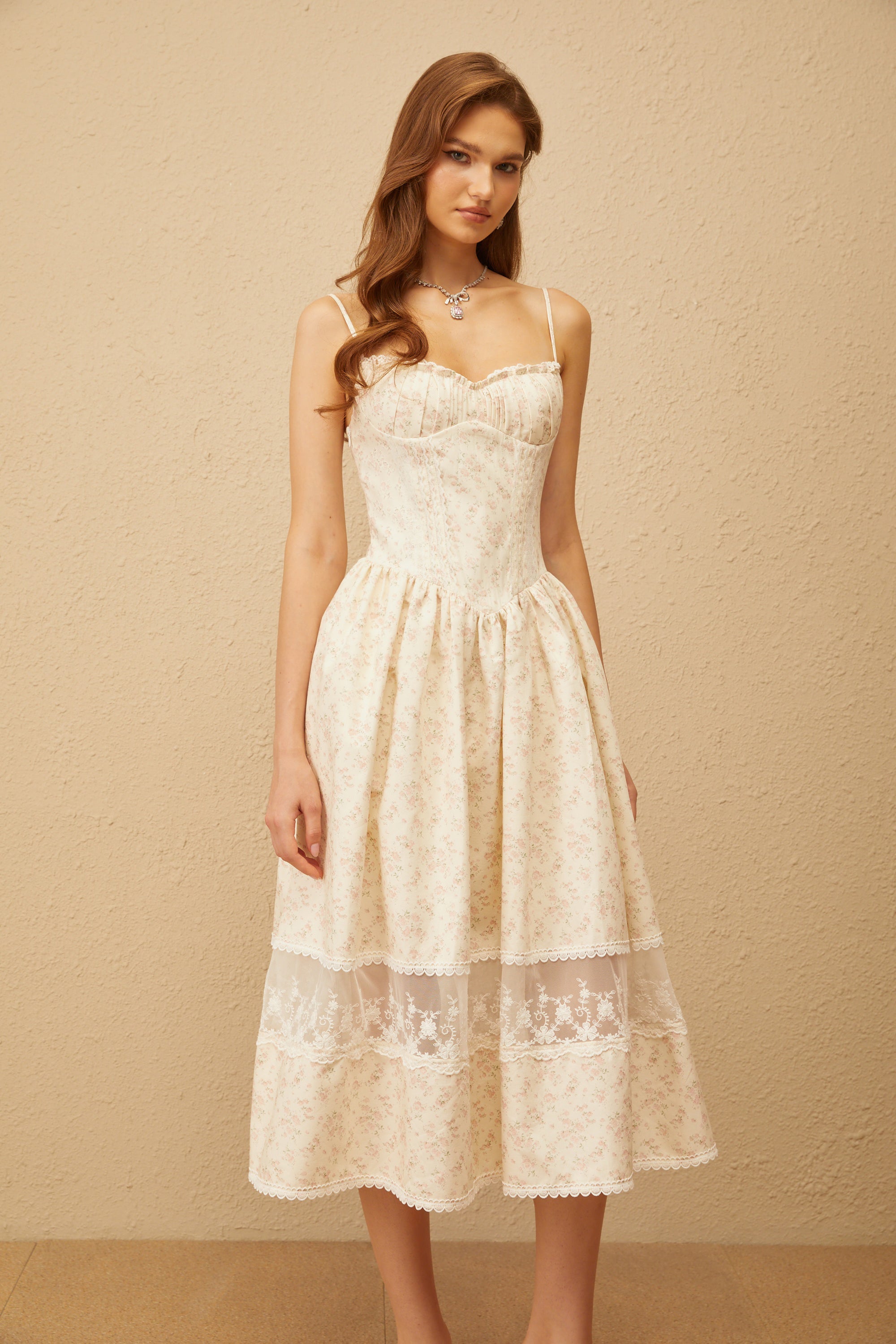 Caroline – Neutrales Midikleid mit Spitzenbesatz und Blumenmuster