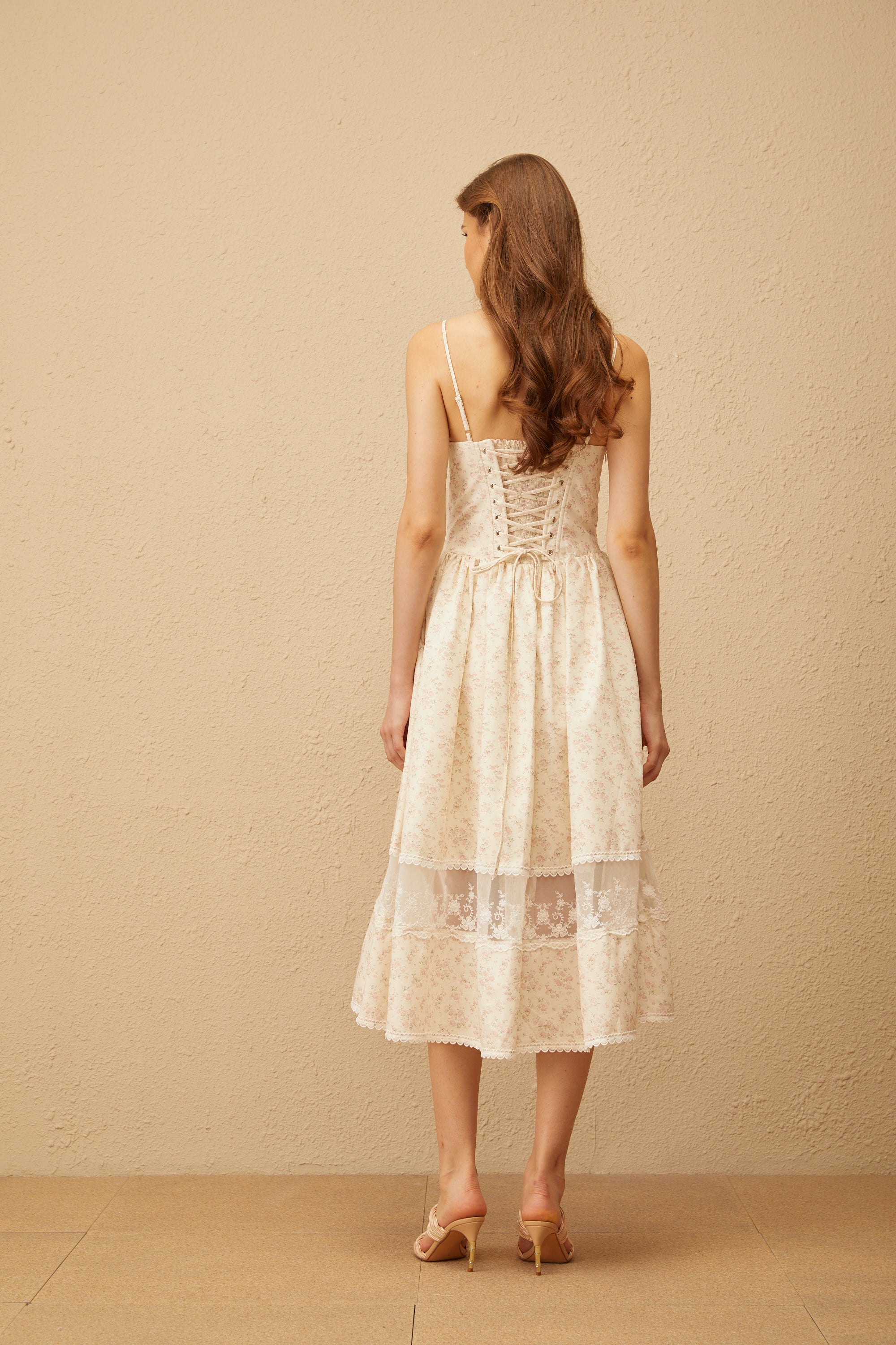 Caroline – Neutrales Midikleid mit Spitzenbesatz und Blumenmuster