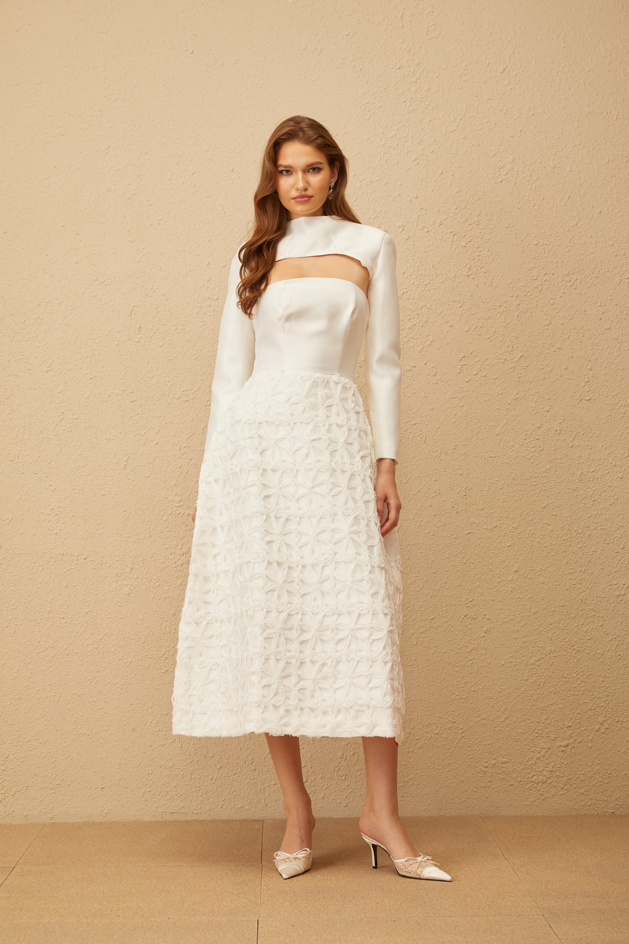 Dulcie – Weißes Jacquard-Set mit Schal und Kleid mit Blumenmuster