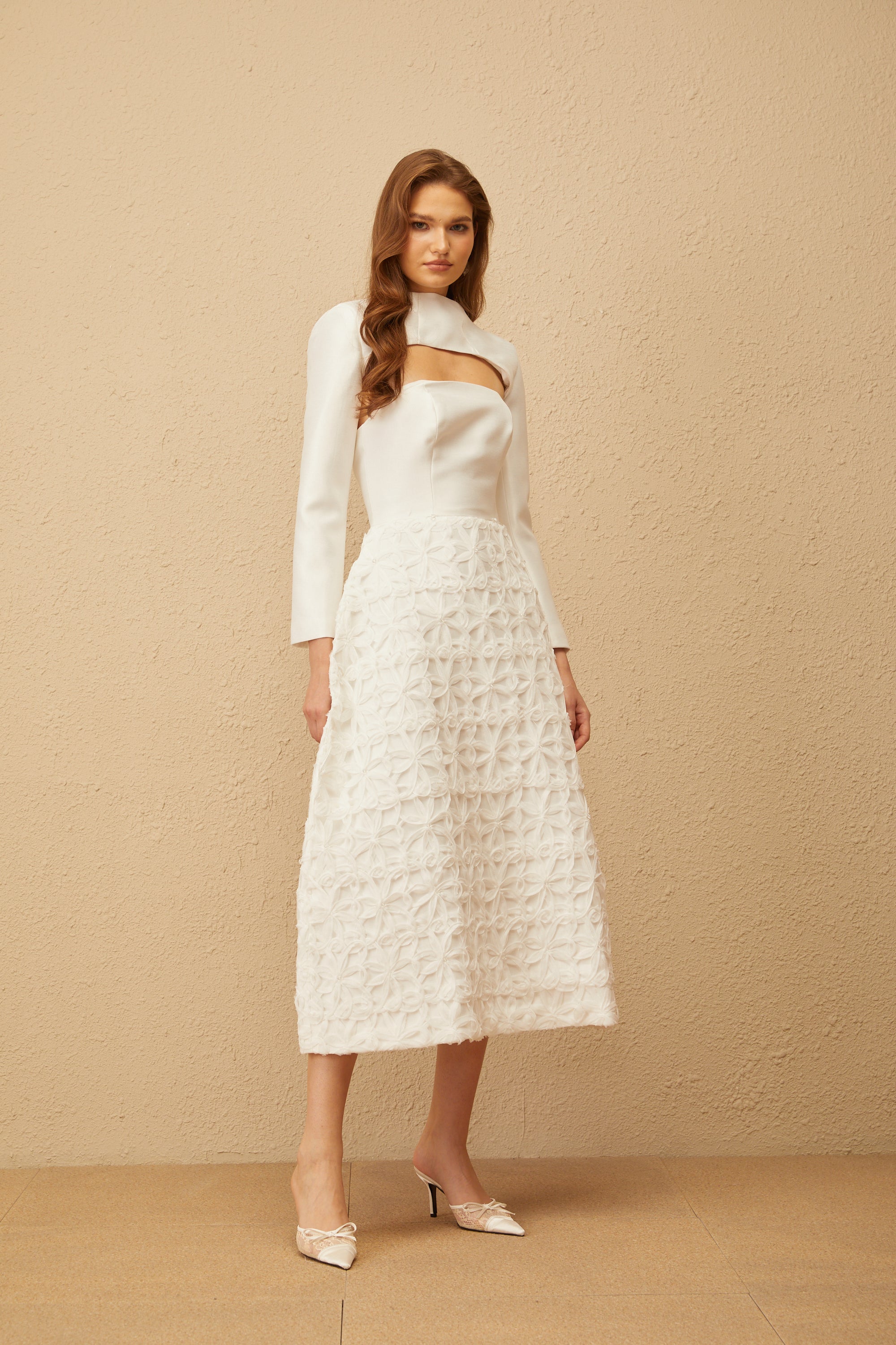 Dulcie – Weißes Jacquard-Set mit Schal und Kleid mit Blumenmuster