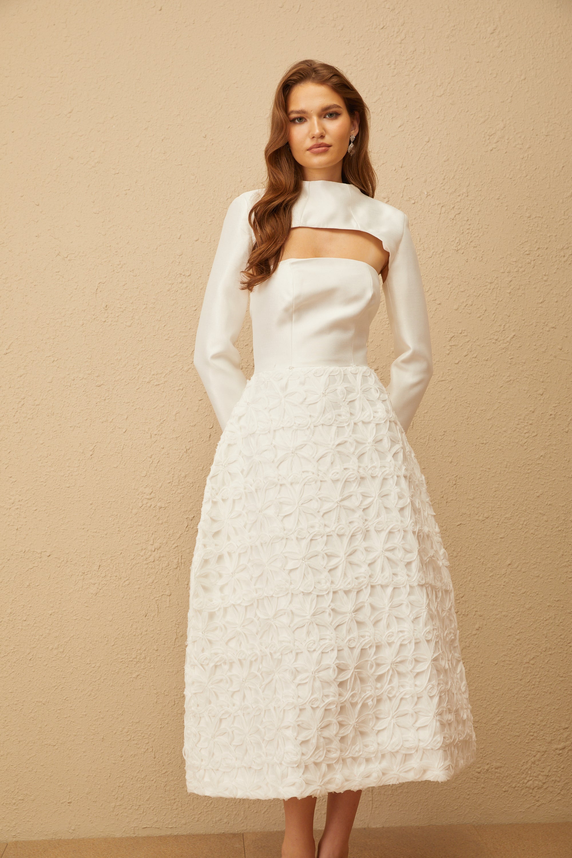 Dulcie – Weißes Jacquard-Set mit Schal und Kleid mit Blumenmuster