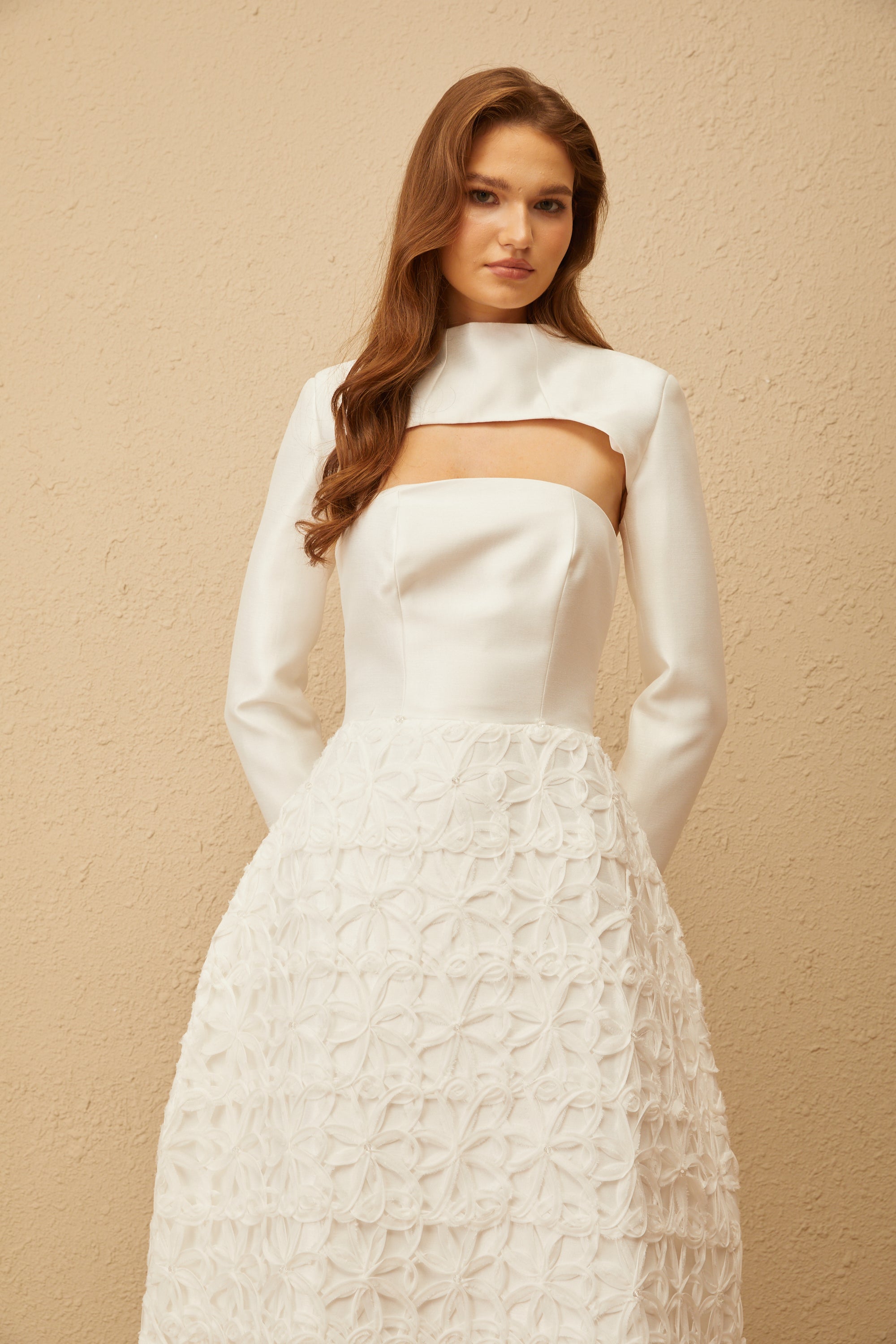 Dulcie – Weißes Jacquard-Set mit Schal und Kleid mit Blumenmuster