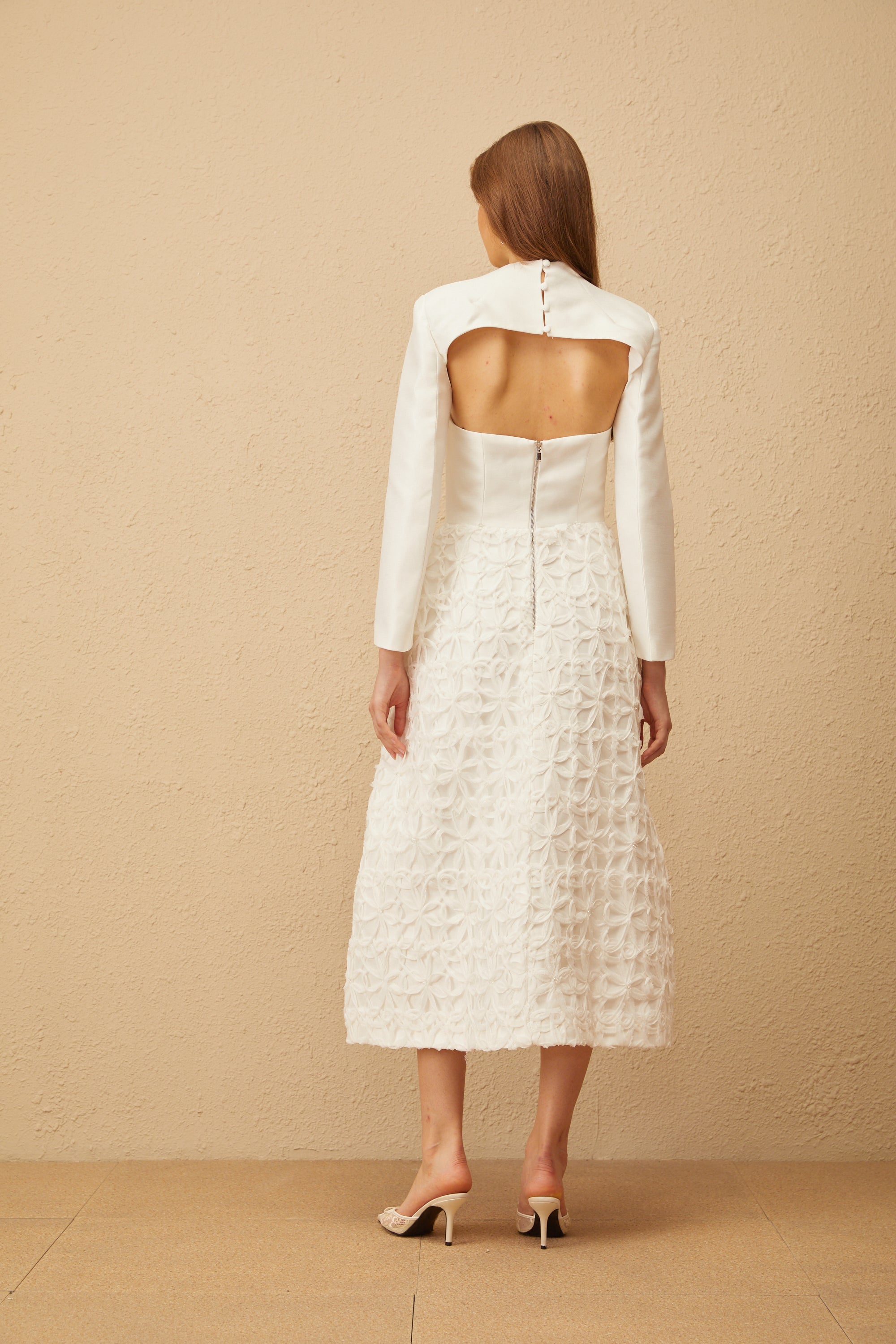 طقم شال وفستان من دولسي باللون الأبيض المزهر الجاكار