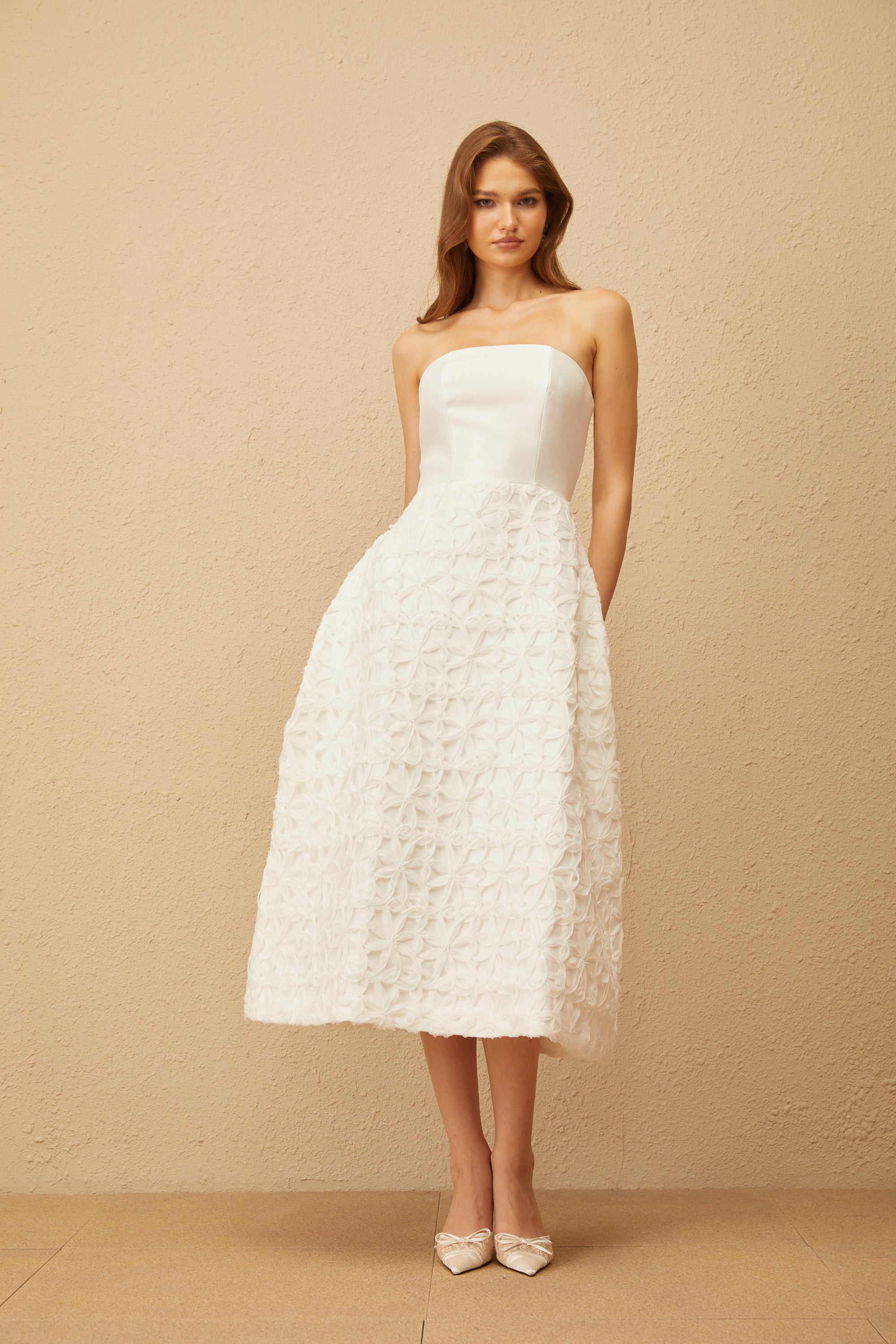 Dulcie – Weißes Jacquard-Set mit Schal und Kleid mit Blumenmuster