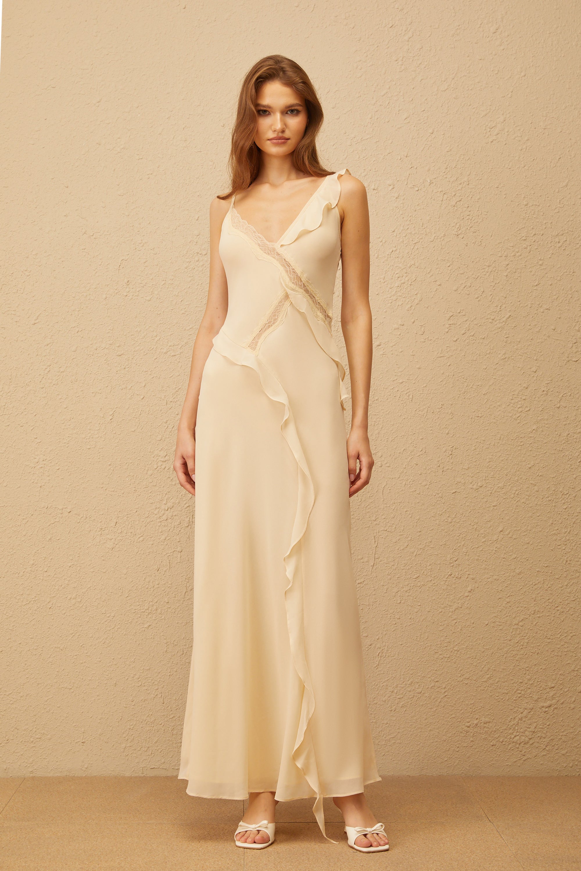 Mathilde – Neutrales Maxikleid mit asymmetrischem Rüschenbesatz