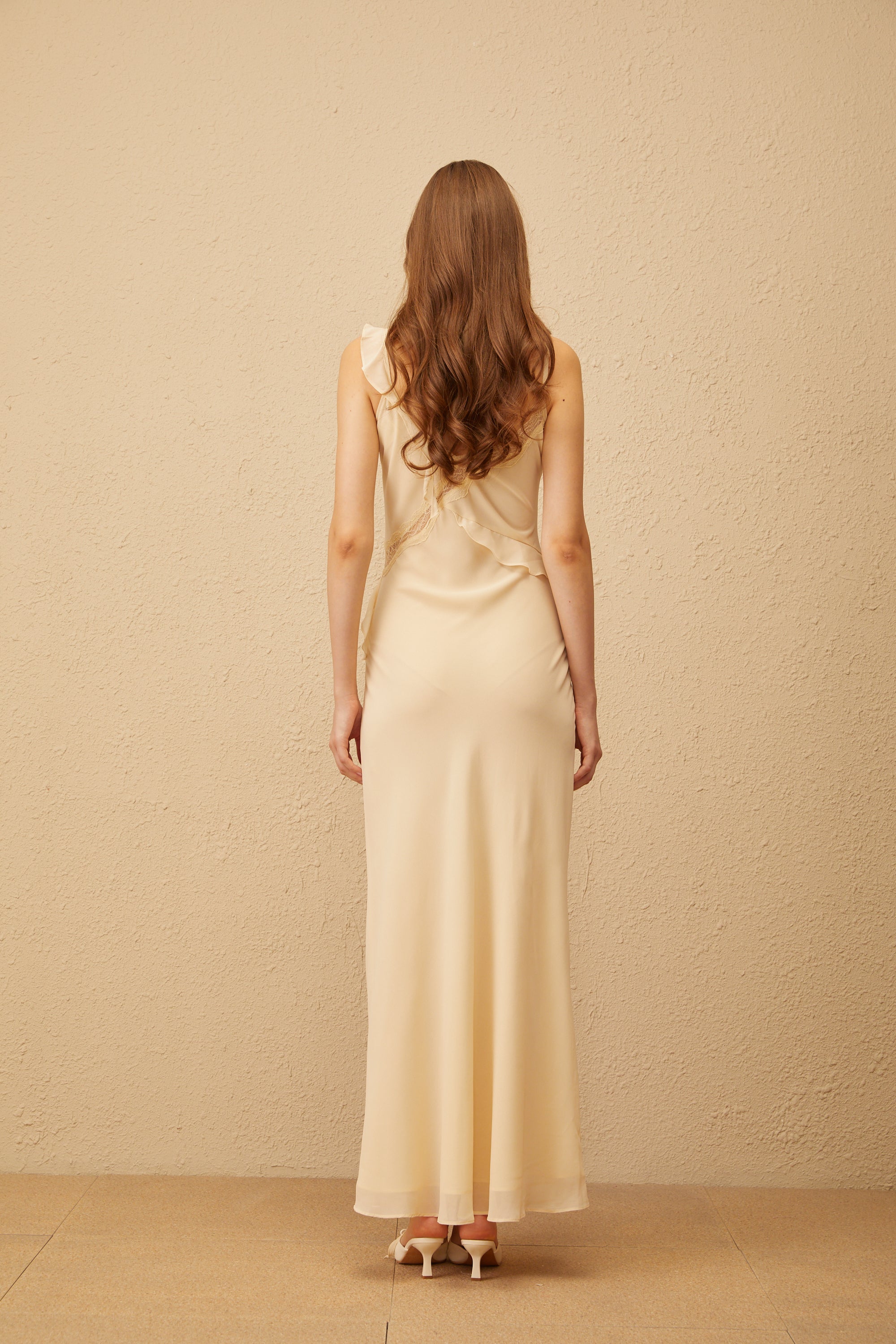 Mathilde – Neutrales Maxikleid mit asymmetrischem Rüschenbesatz