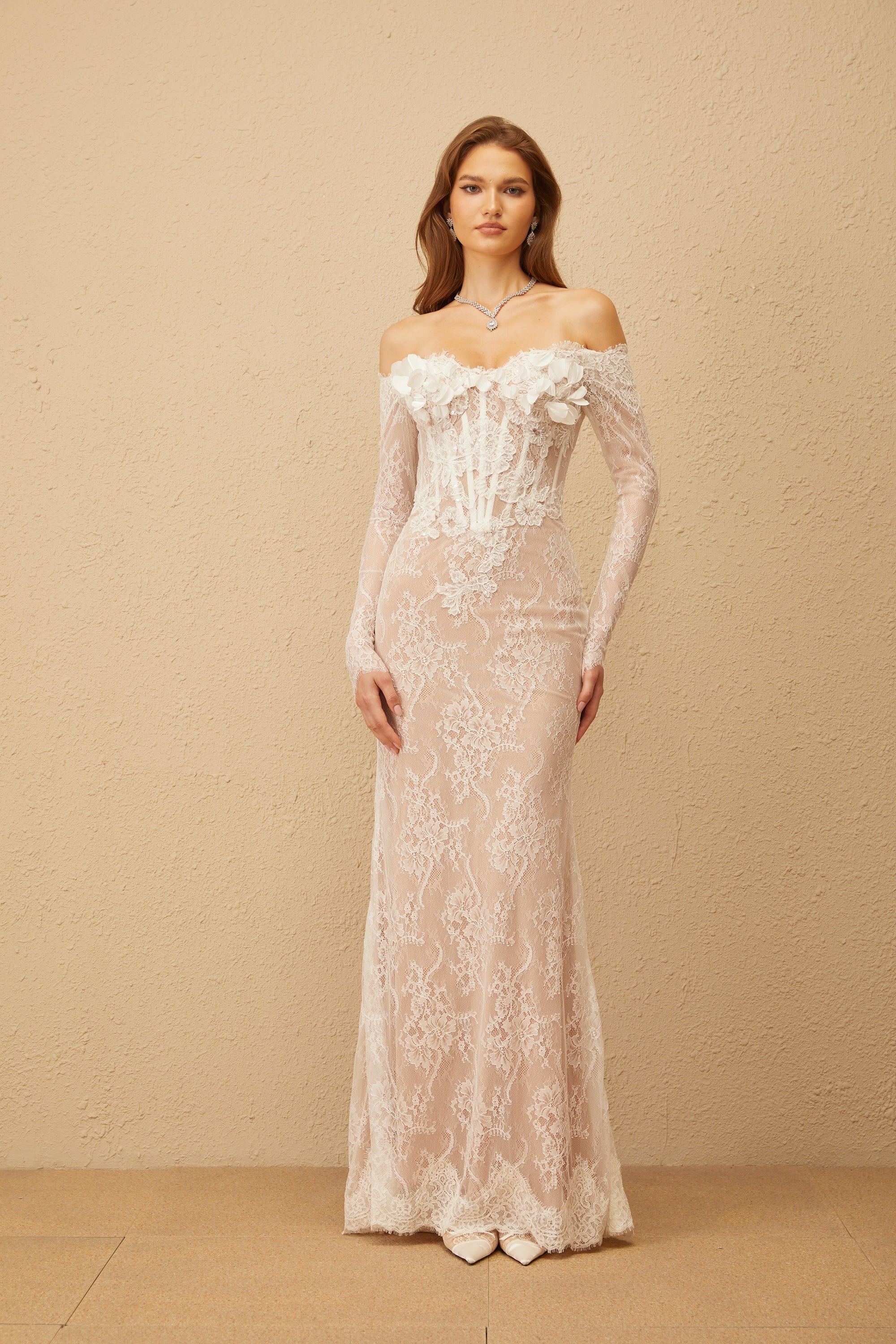 فستان كارمن ماكسي أبيض مزين بالزهور من الدانتيل