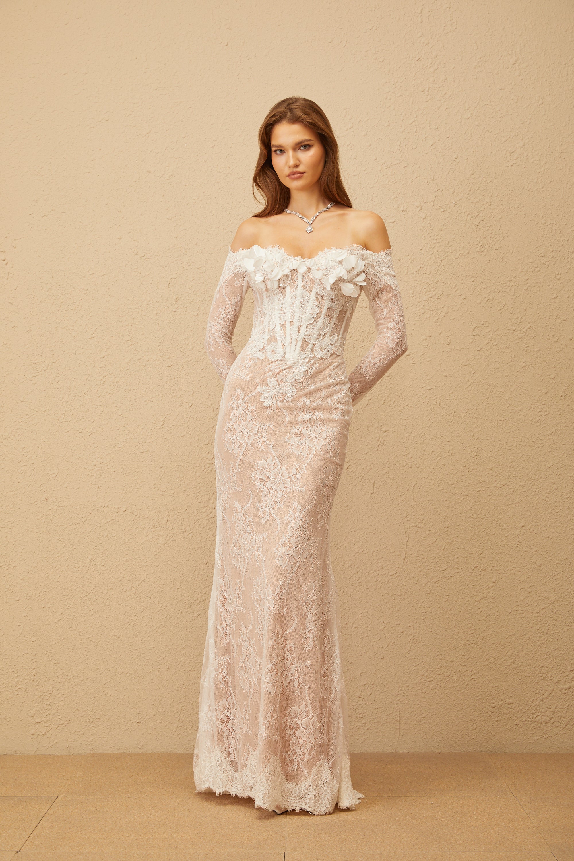 فستان كارمن ماكسي أبيض مزين بالزهور من الدانتيل