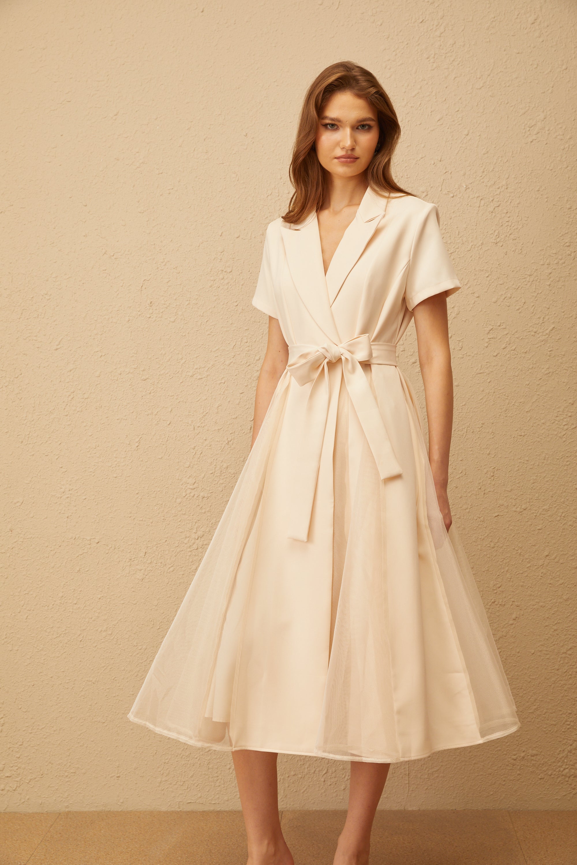 Aurore – Neutrales Wickel-Midikleid mit Tüllbahnen