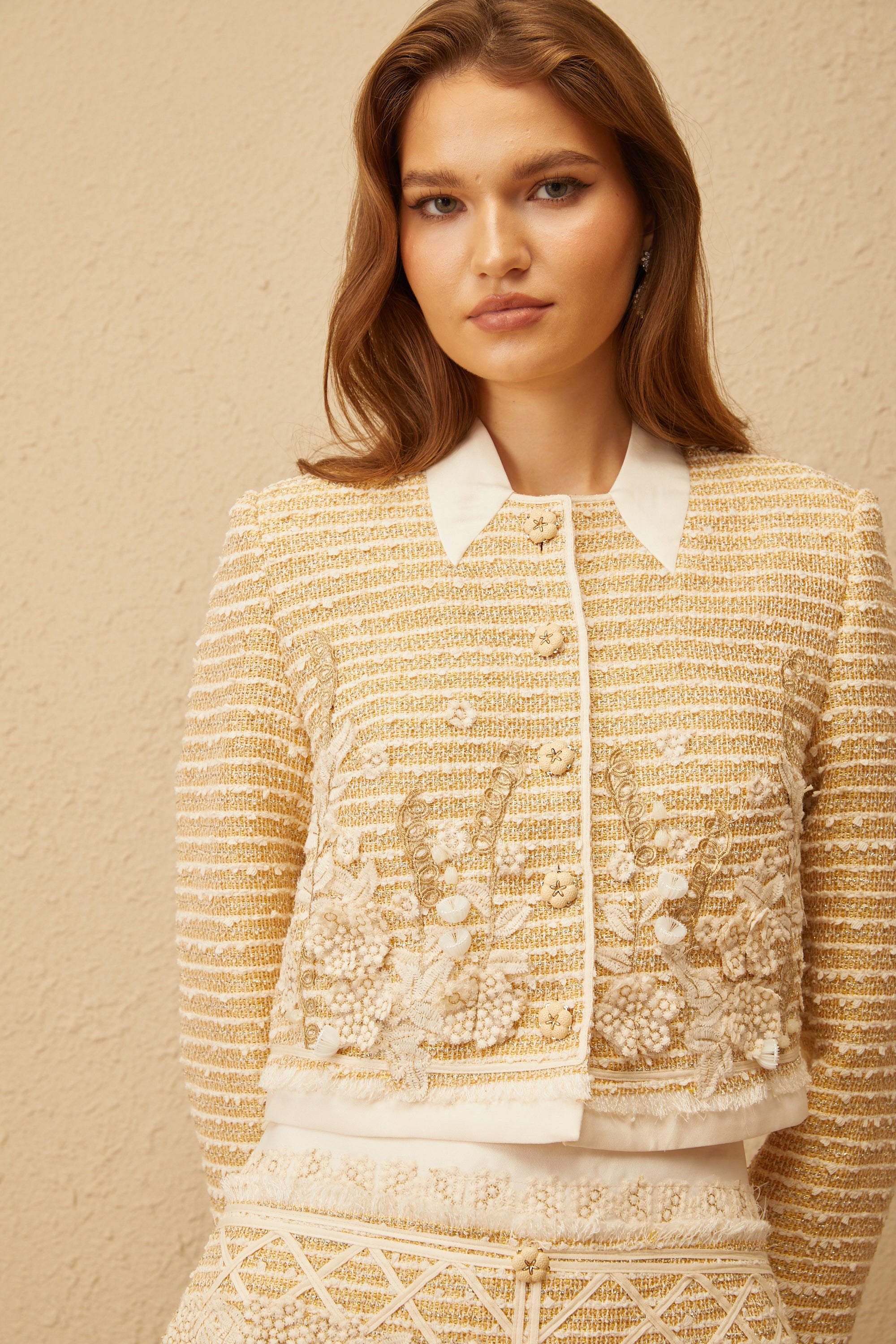 Catalina – Set aus Jacke und Rock aus Jacquard-Tweed mit Blumenmuster in Neutral