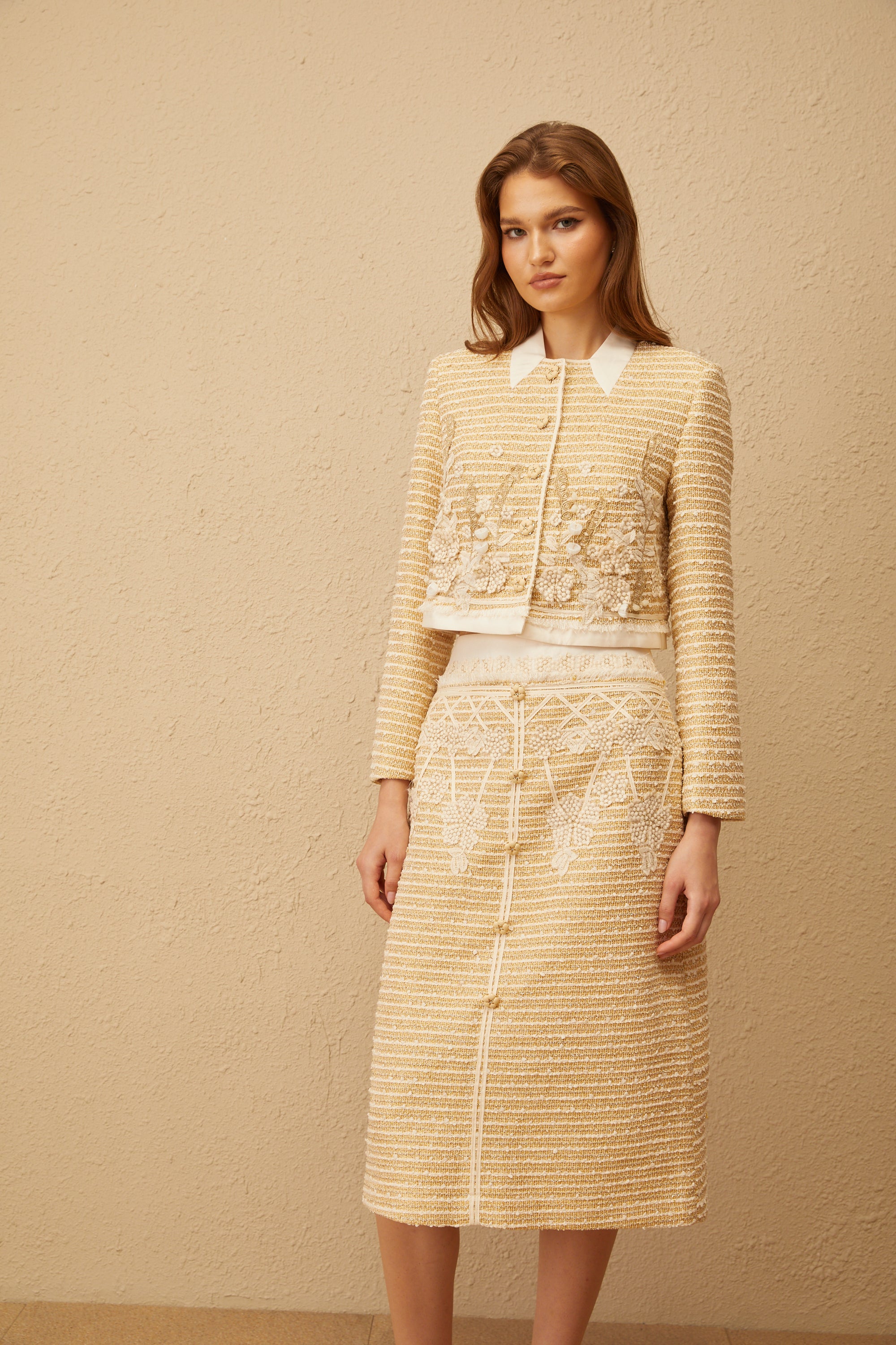 Catalina – Set aus Jacke und Rock aus Jacquard-Tweed mit Blumenmuster in Neutral