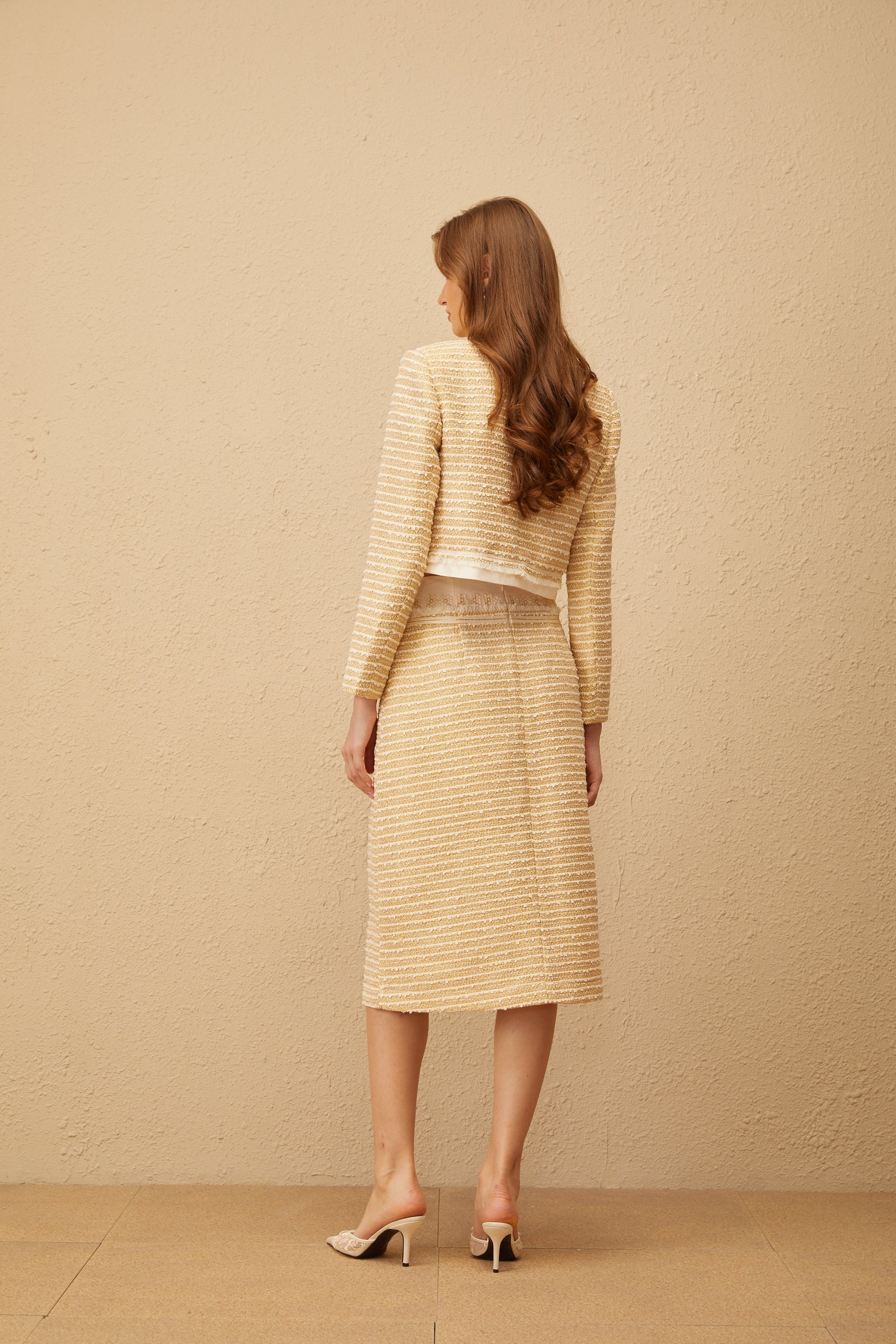 Catalina – Set aus Jacke und Rock aus Jacquard-Tweed mit Blumenmuster in Neutral