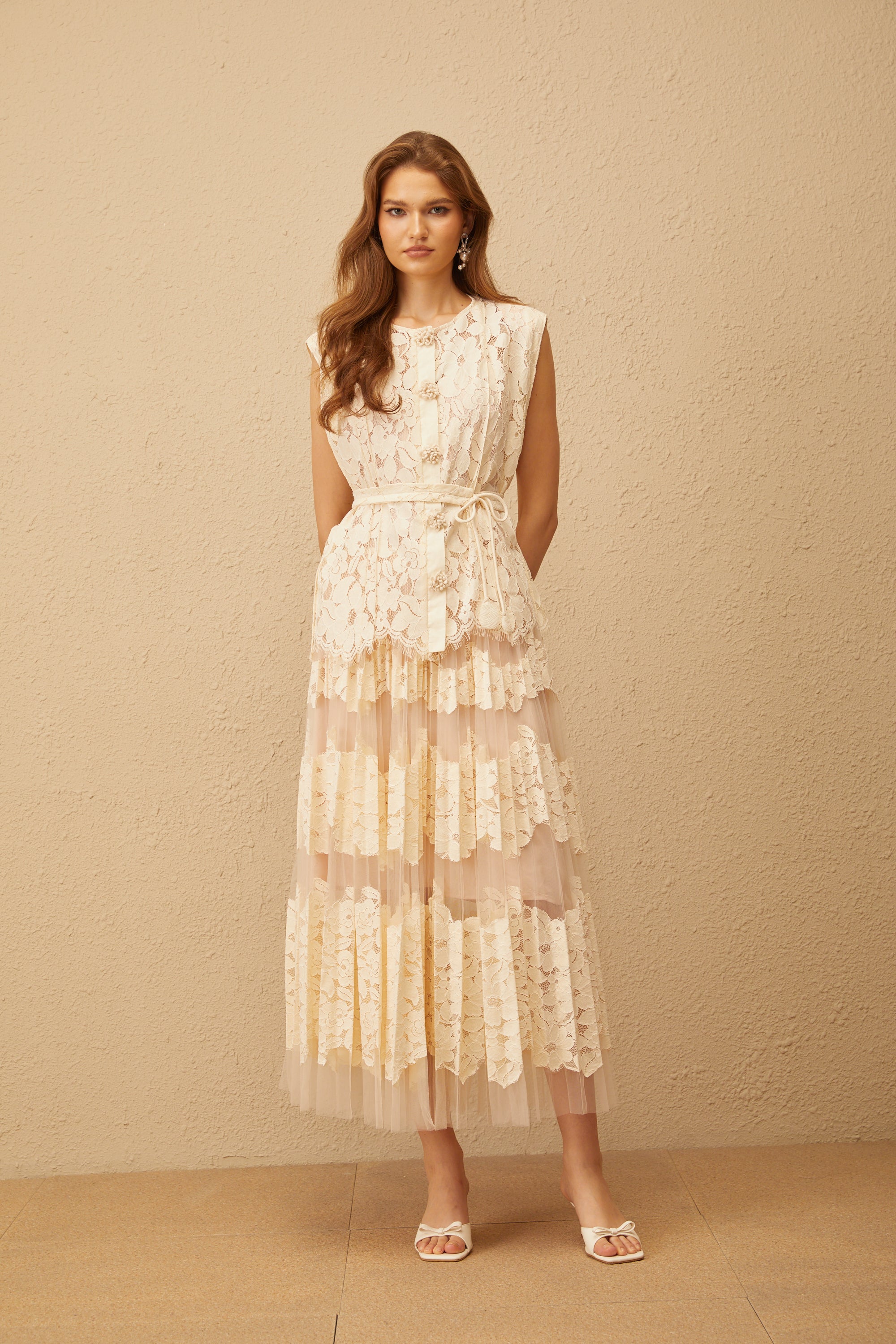 طقم أوديت بلوزة وتنورة من الدانتيل المزهر بألوان محايدة