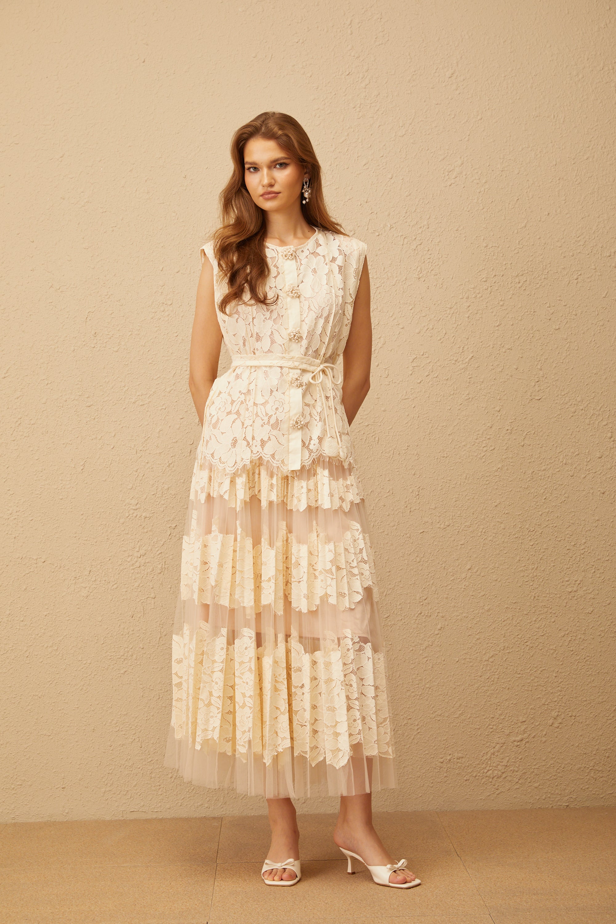 طقم أوديت بلوزة وتنورة من الدانتيل المزهر بألوان محايدة