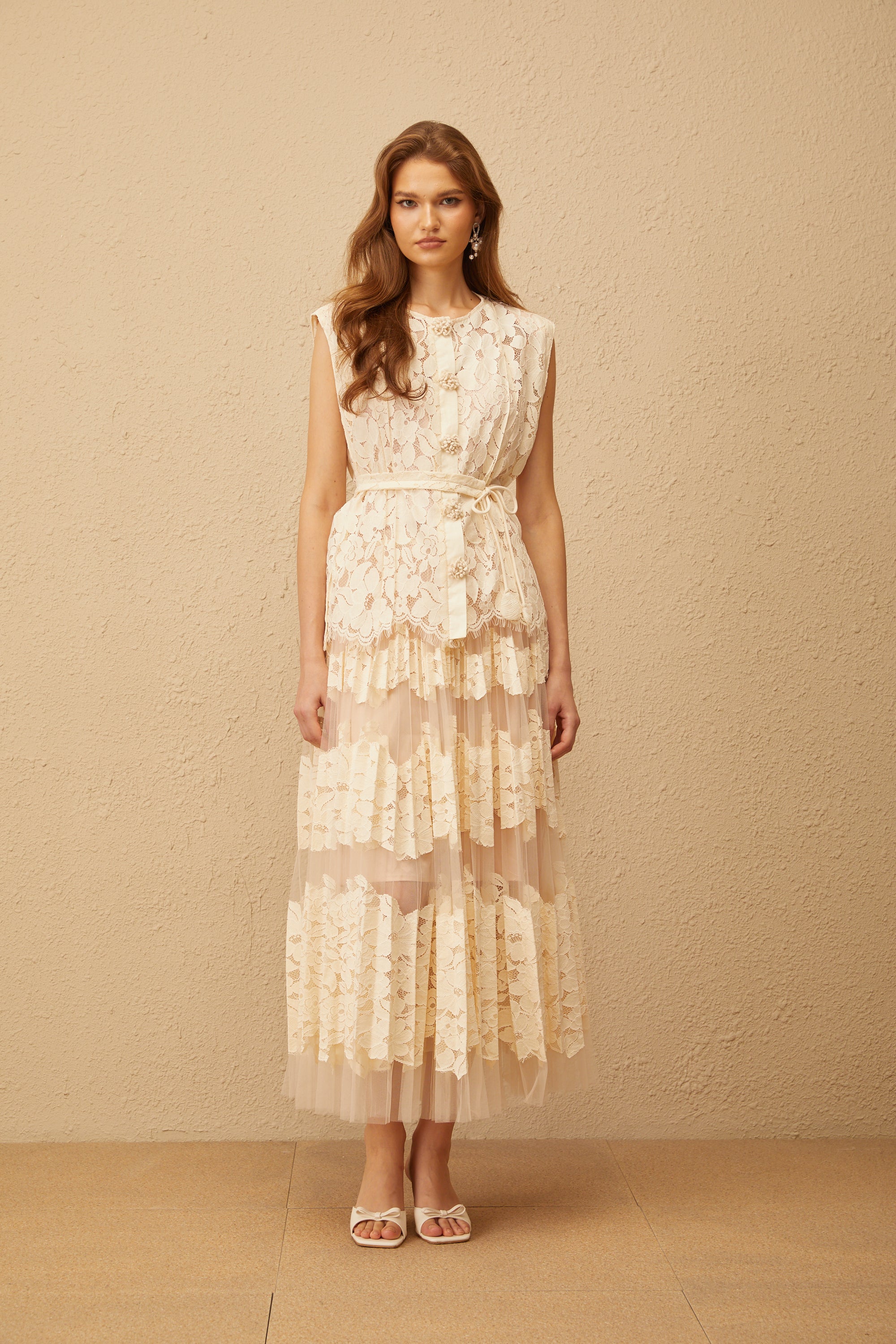 طقم أوديت بلوزة وتنورة من الدانتيل المزهر بألوان محايدة