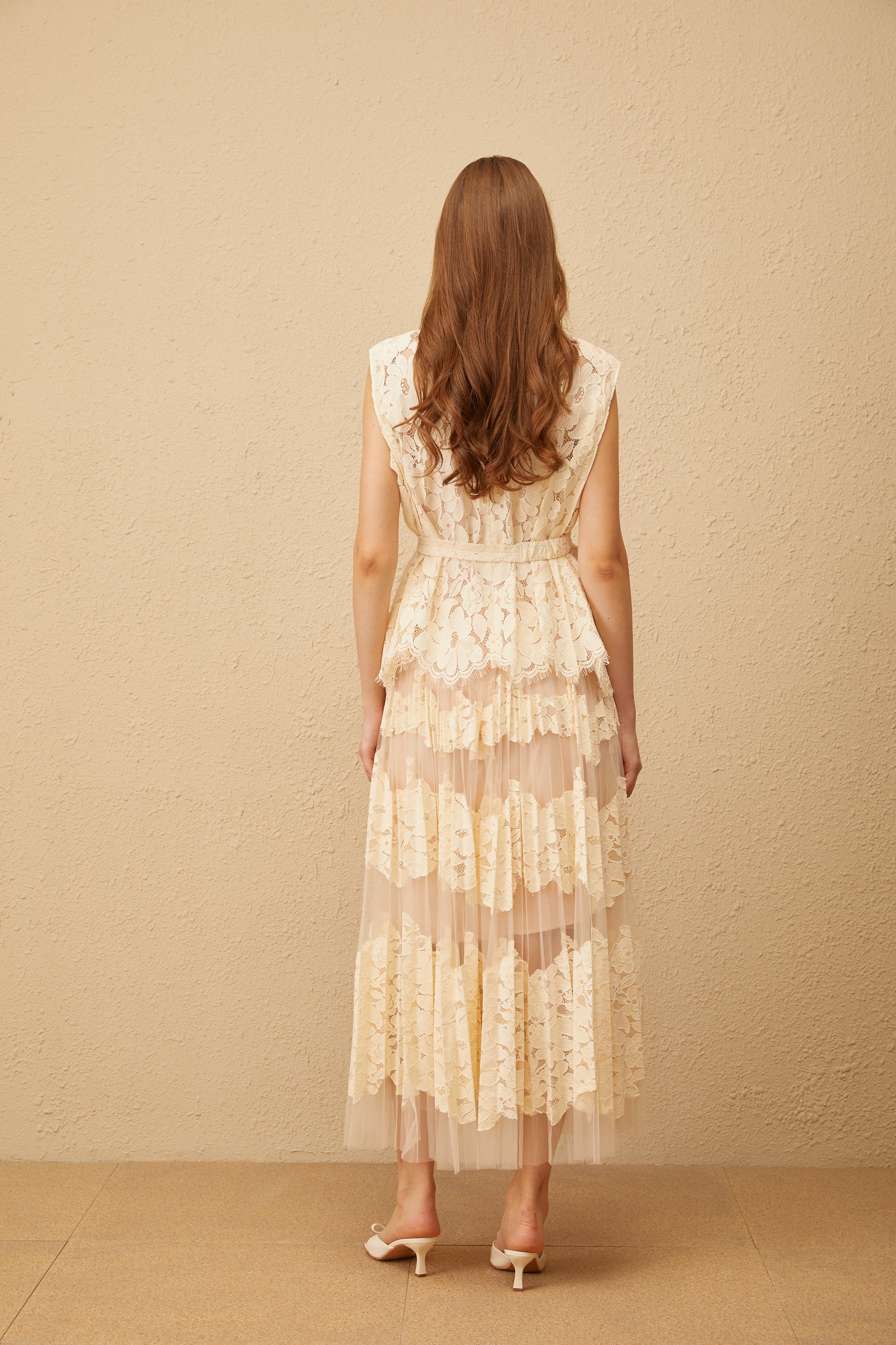 طقم أوديت بلوزة وتنورة من الدانتيل المزهر بألوان محايدة