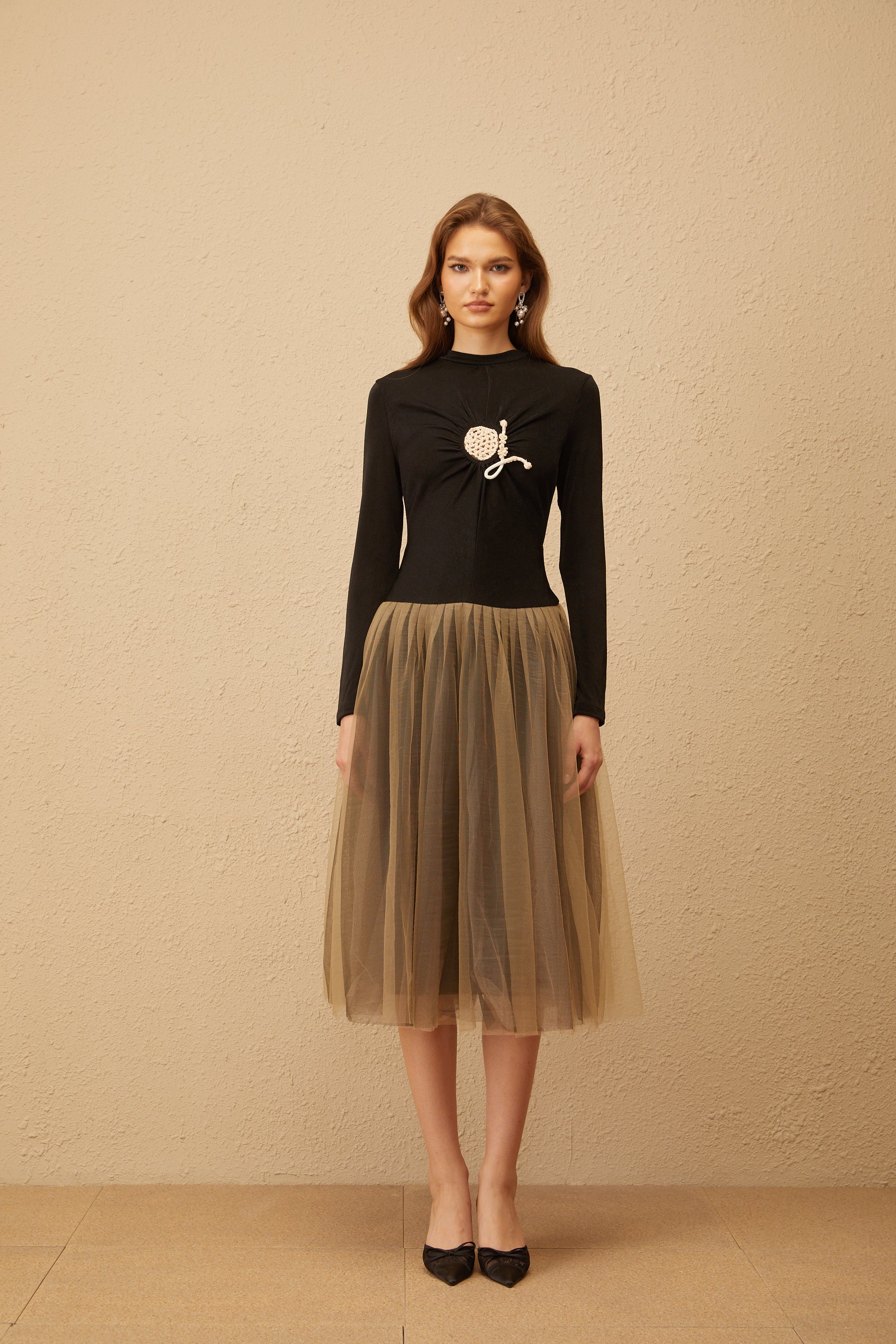 فستان سيزان متوسط الطول من التول وتفاصيل الكروشيه باللون الأسود