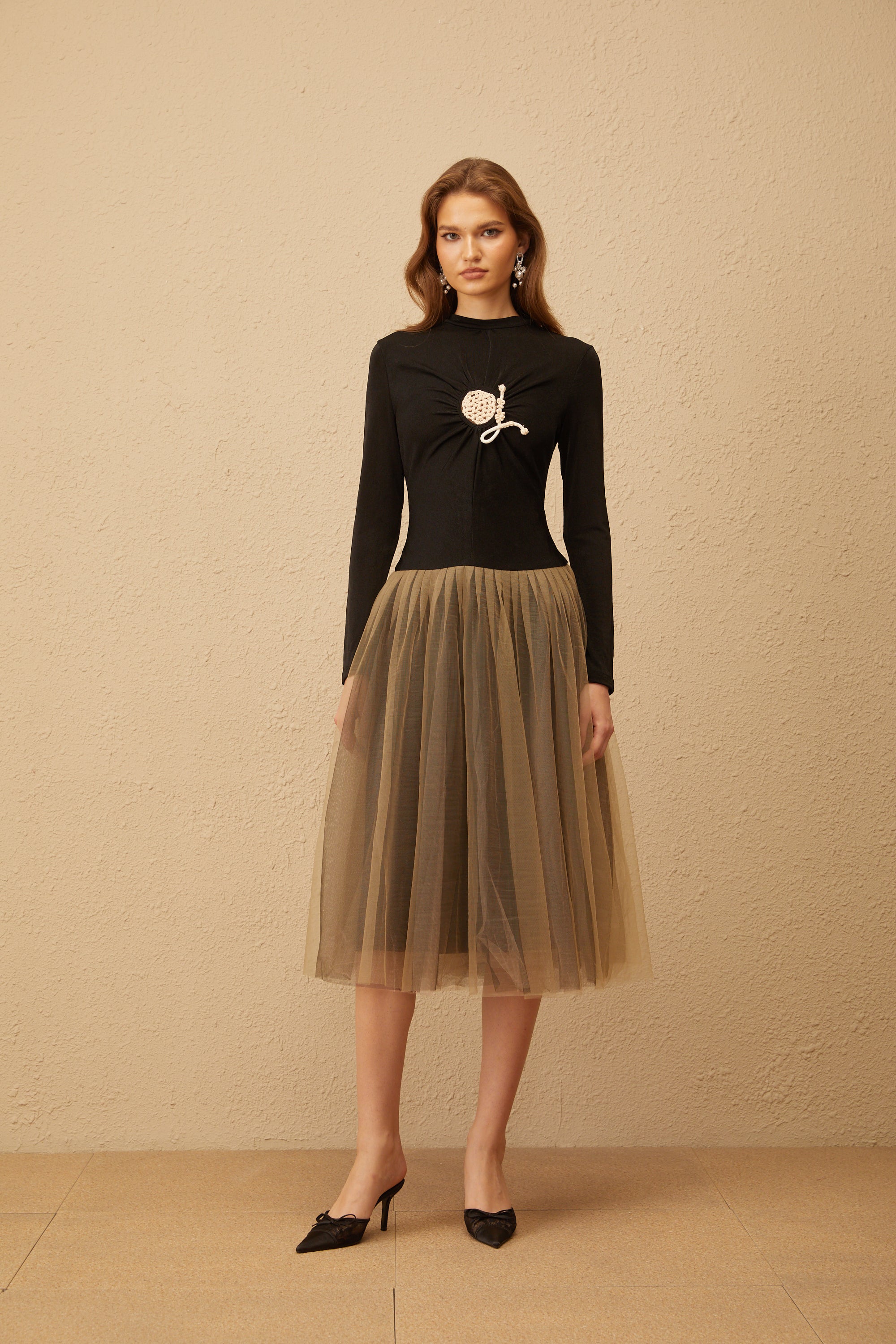 فستان سيزان متوسط الطول من التول وتفاصيل الكروشيه باللون الأسود