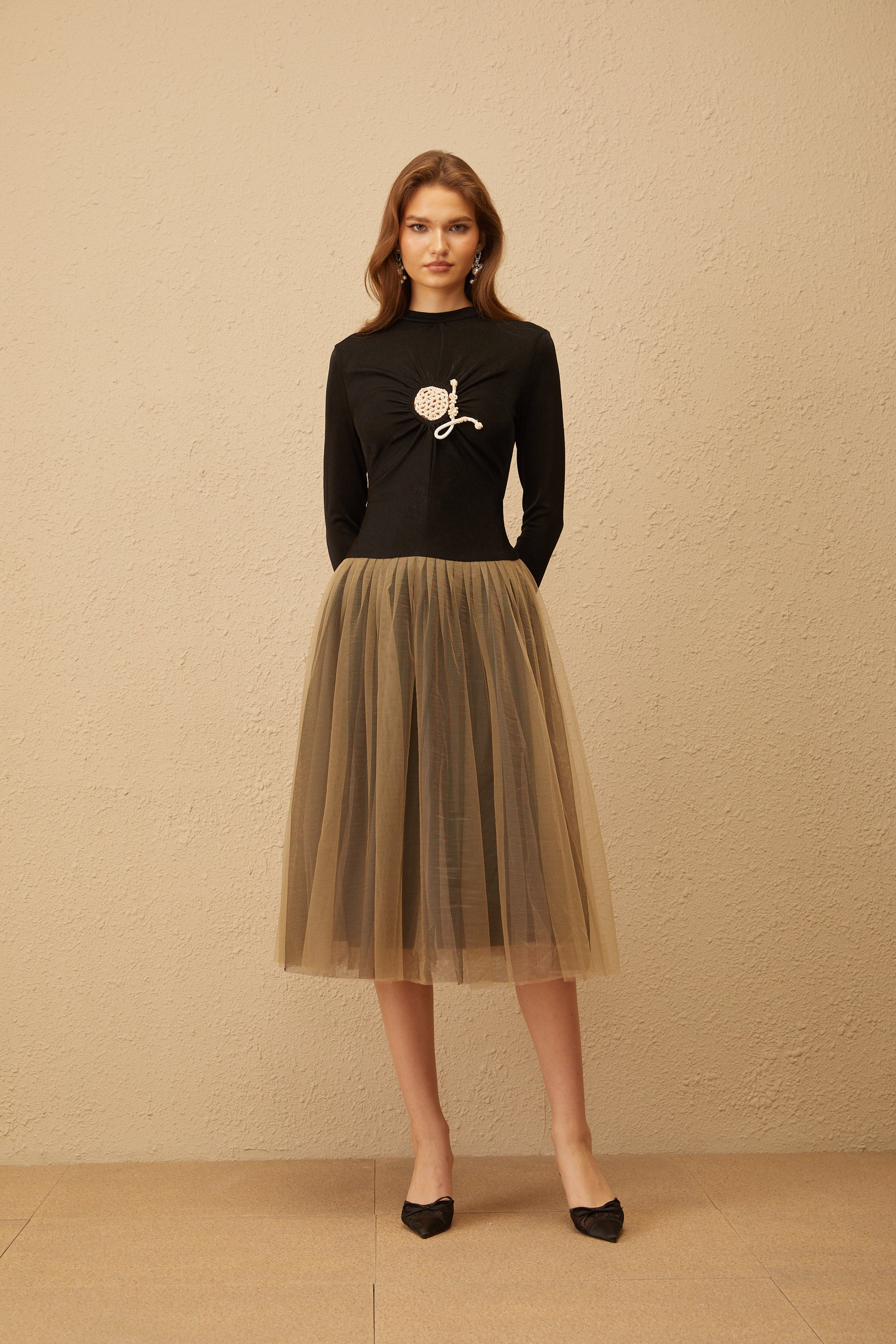 فستان سيزان متوسط الطول من التول وتفاصيل الكروشيه باللون الأسود