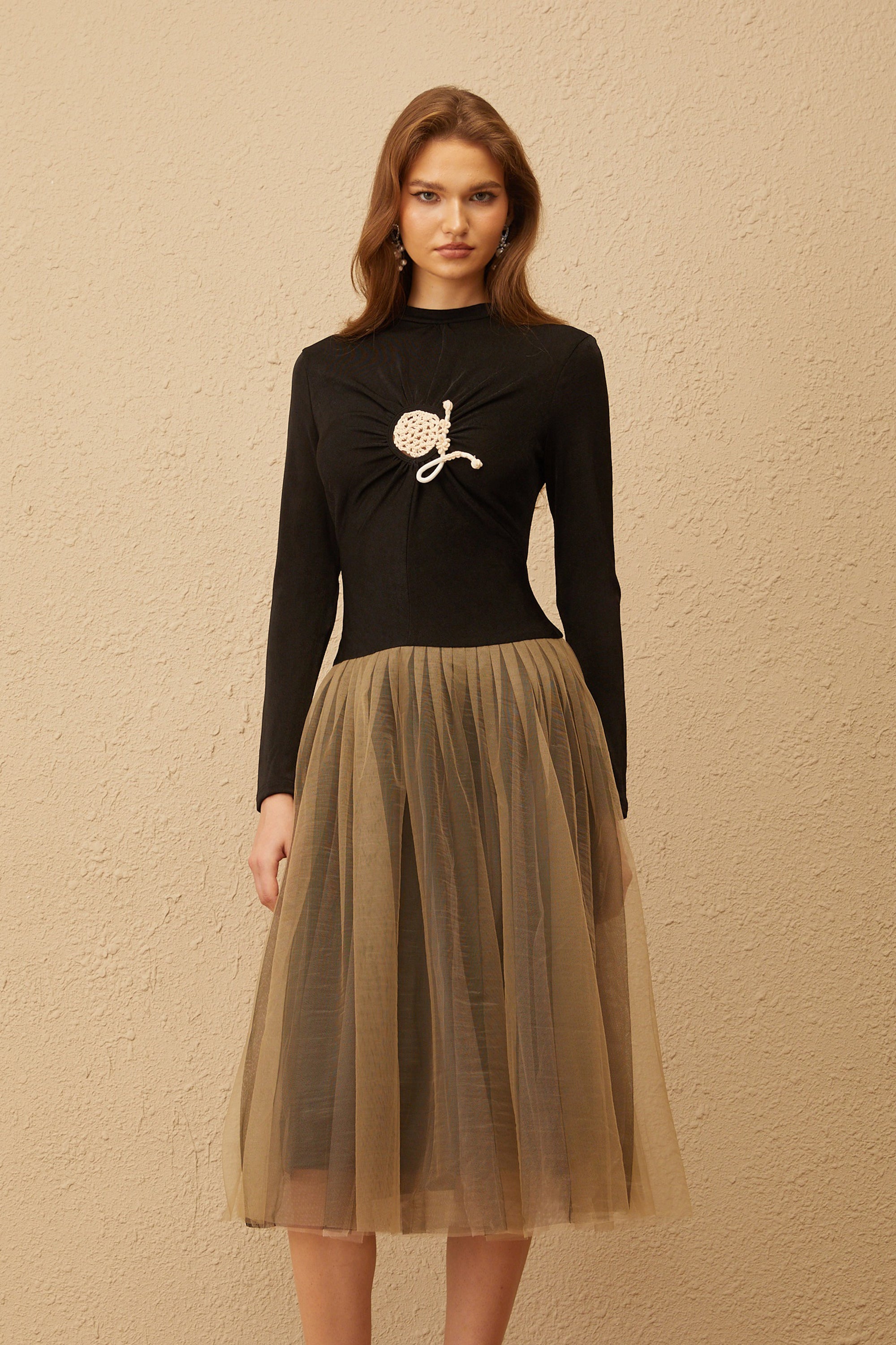 فستان سيزان متوسط الطول من التول وتفاصيل الكروشيه باللون الأسود