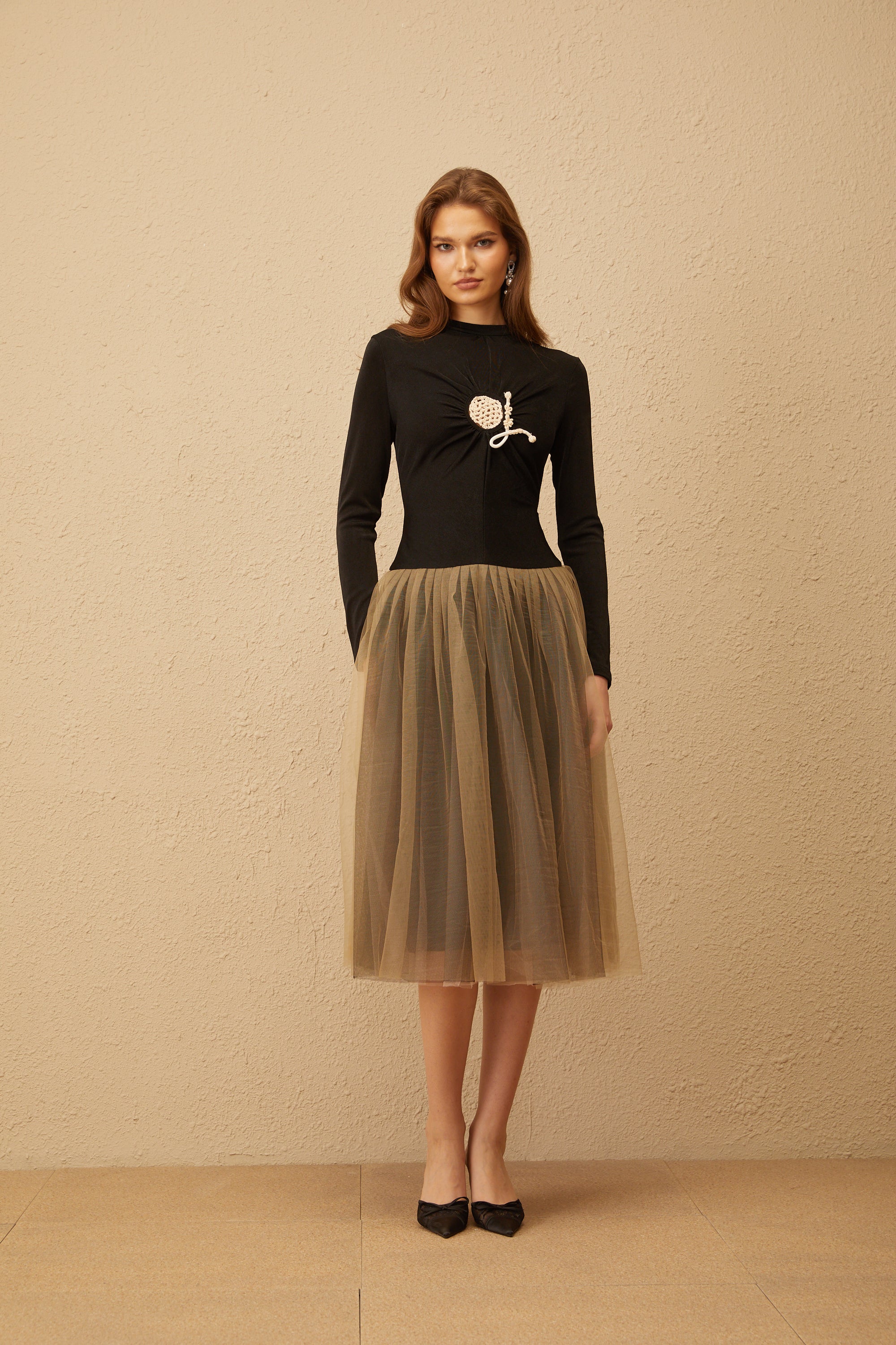 فستان سيزان متوسط الطول من التول وتفاصيل الكروشيه باللون الأسود