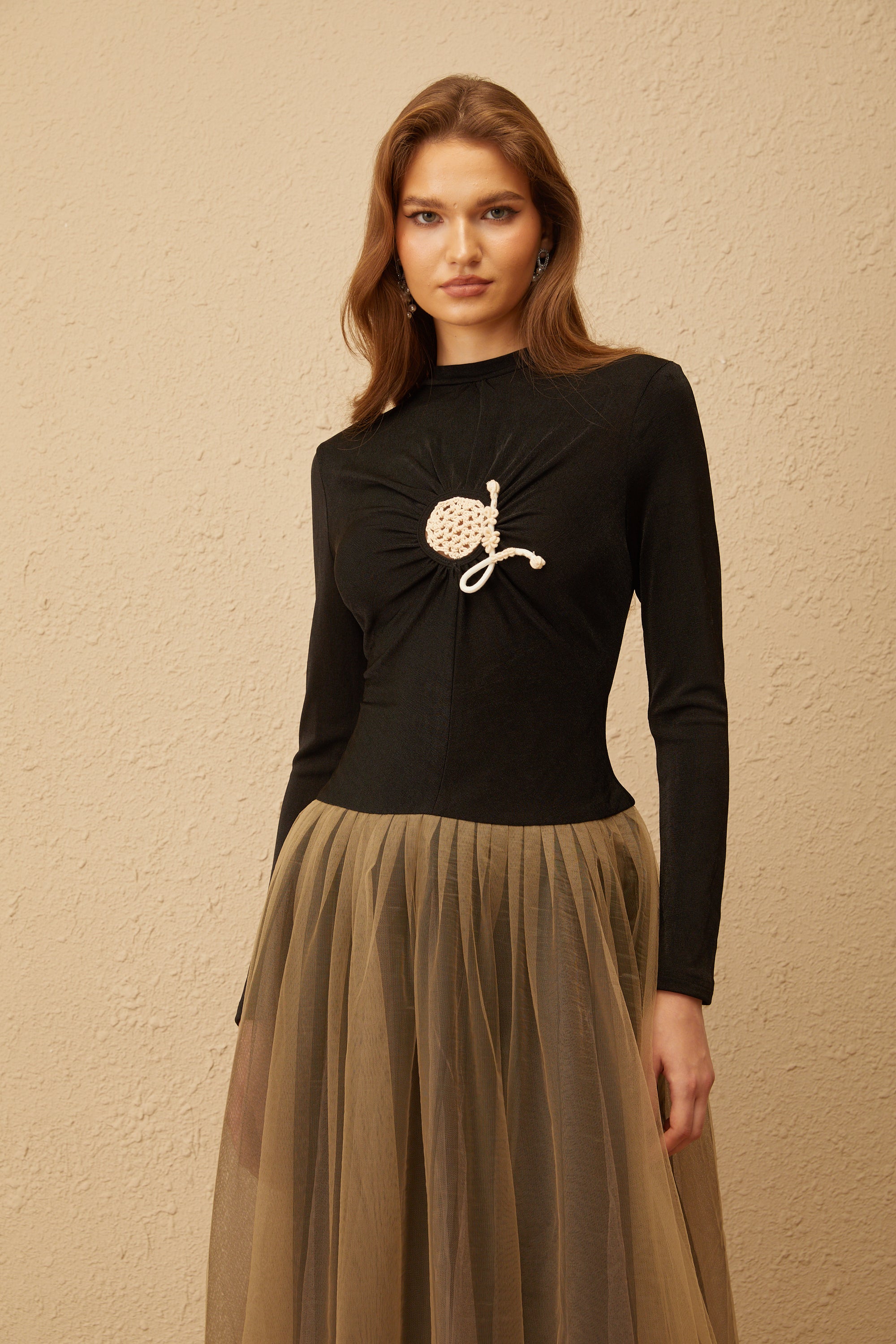 فستان سيزان متوسط الطول من التول وتفاصيل الكروشيه باللون الأسود