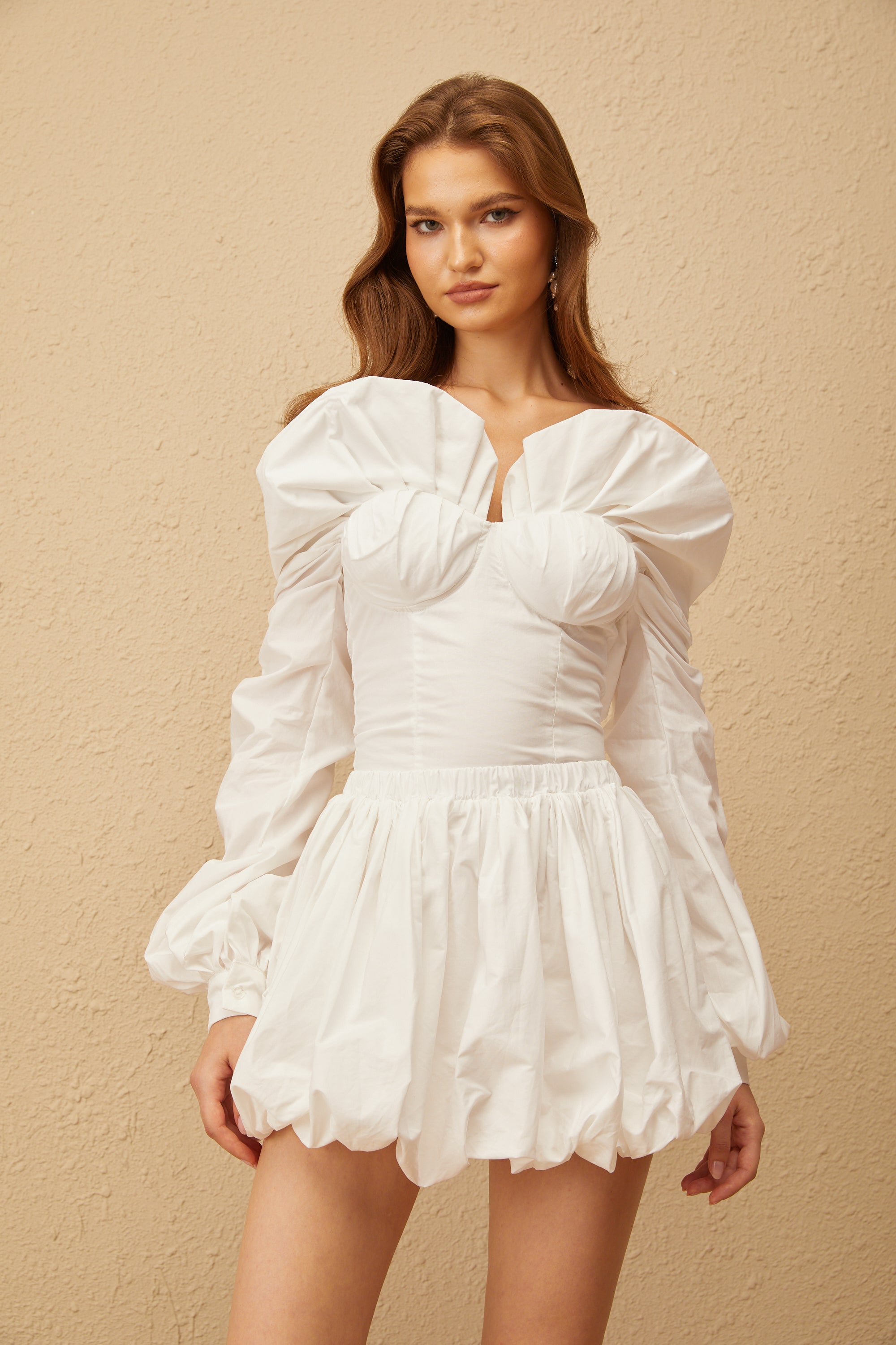 طقم بلوزة وتنورة أليسيا وايت المزينة بالكشكشة