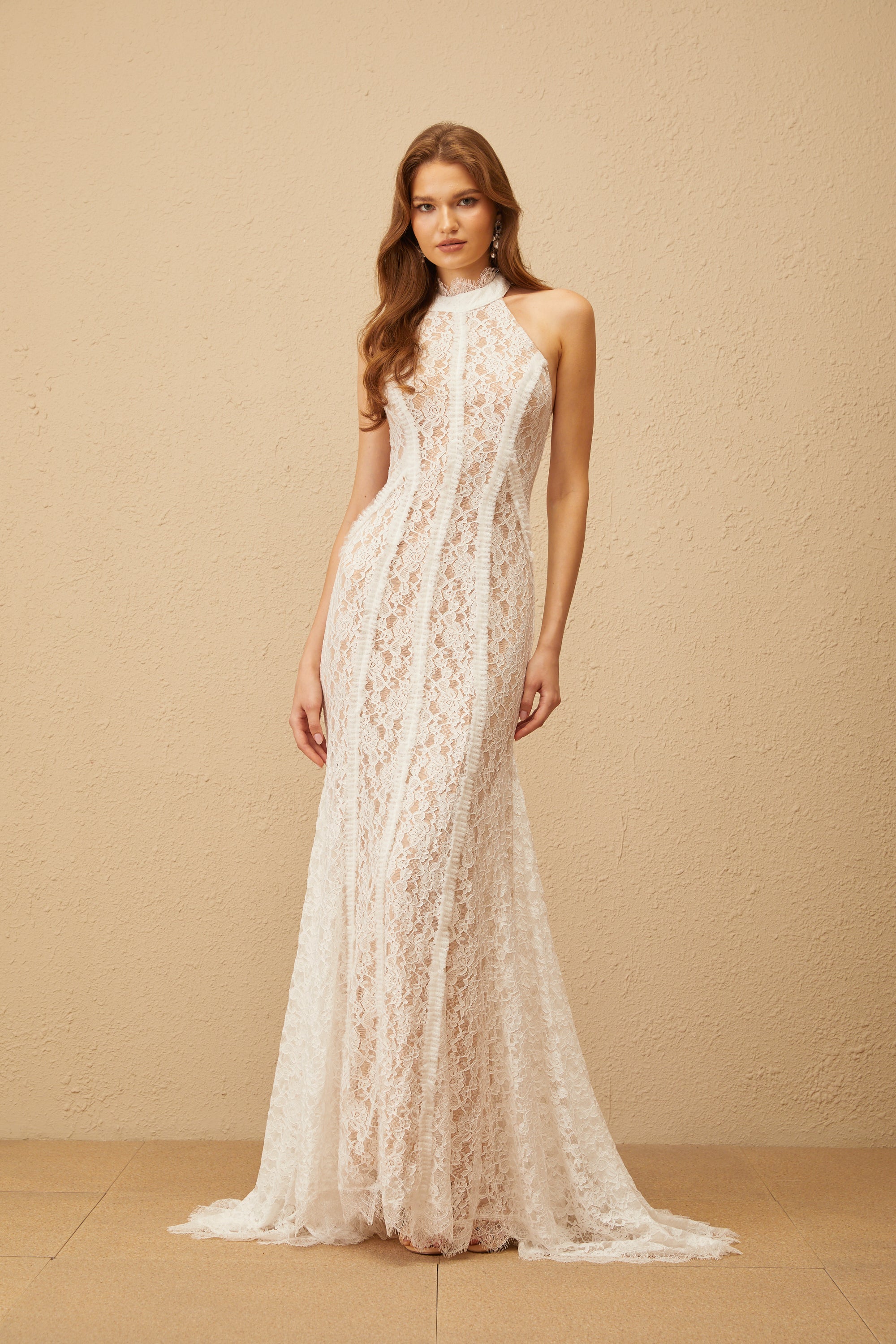 فستان ماكسي دانتيل بتصميم قطار أبيض من Gaëlle