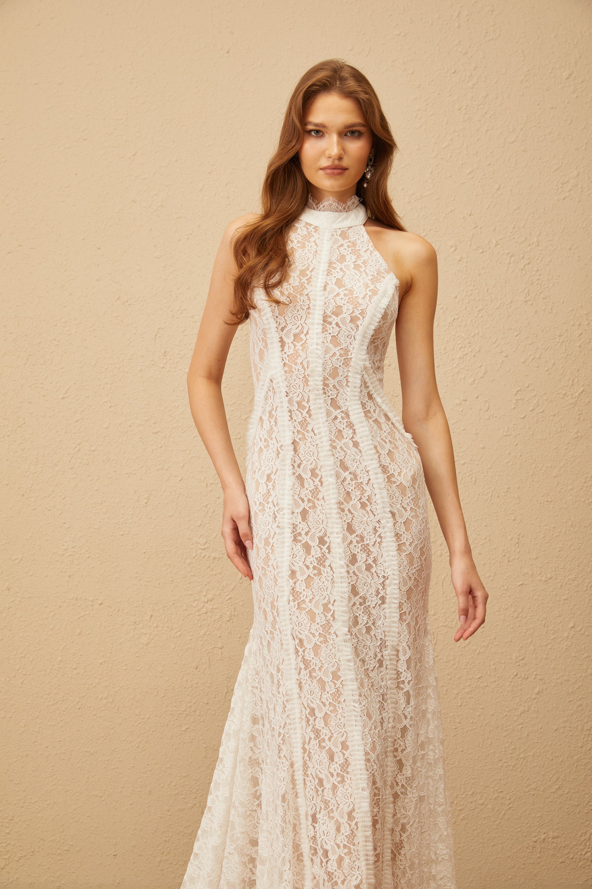 فستان ماكسي دانتيل بتصميم قطار أبيض من Gaëlle