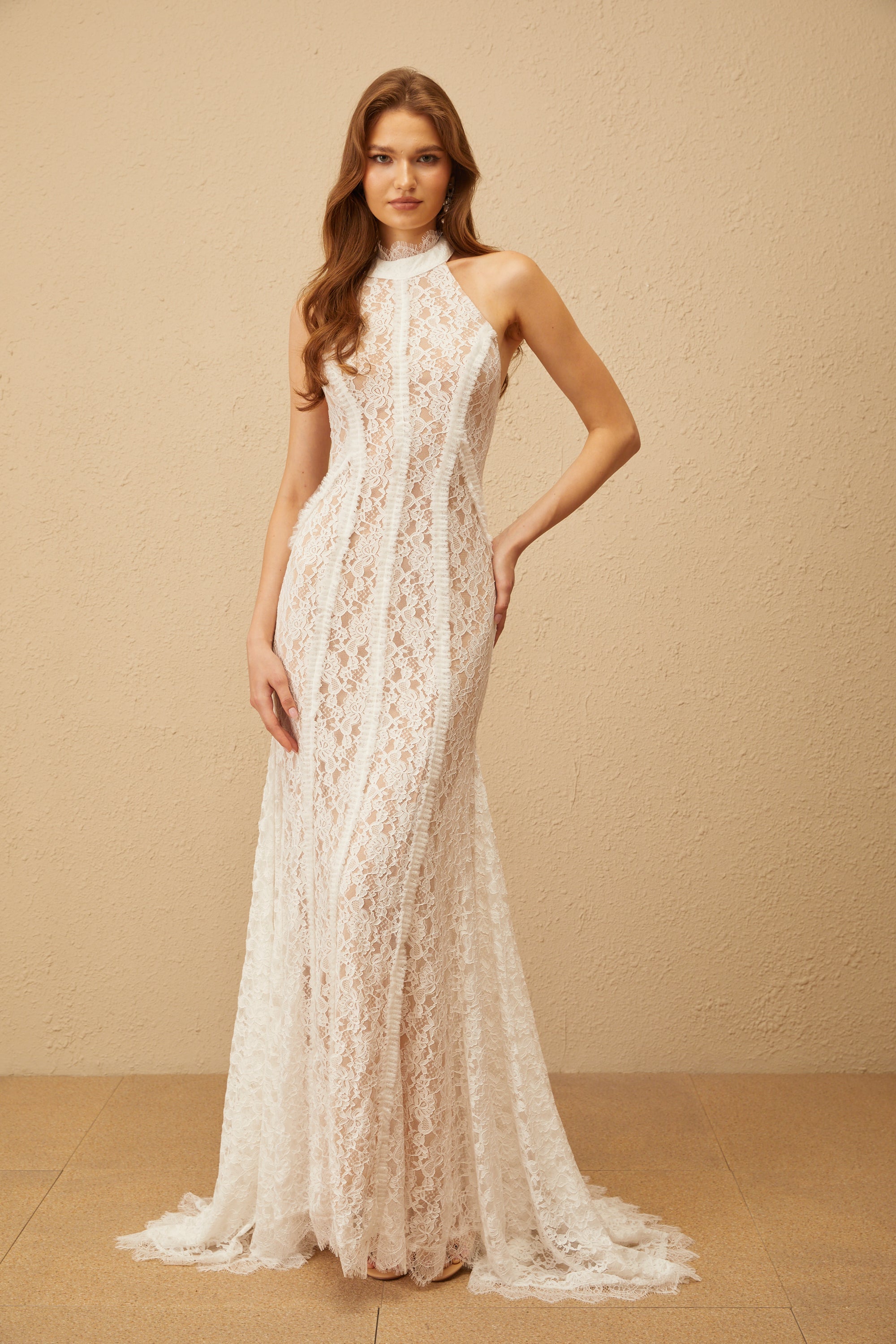 فستان ماكسي دانتيل بتصميم قطار أبيض من Gaëlle