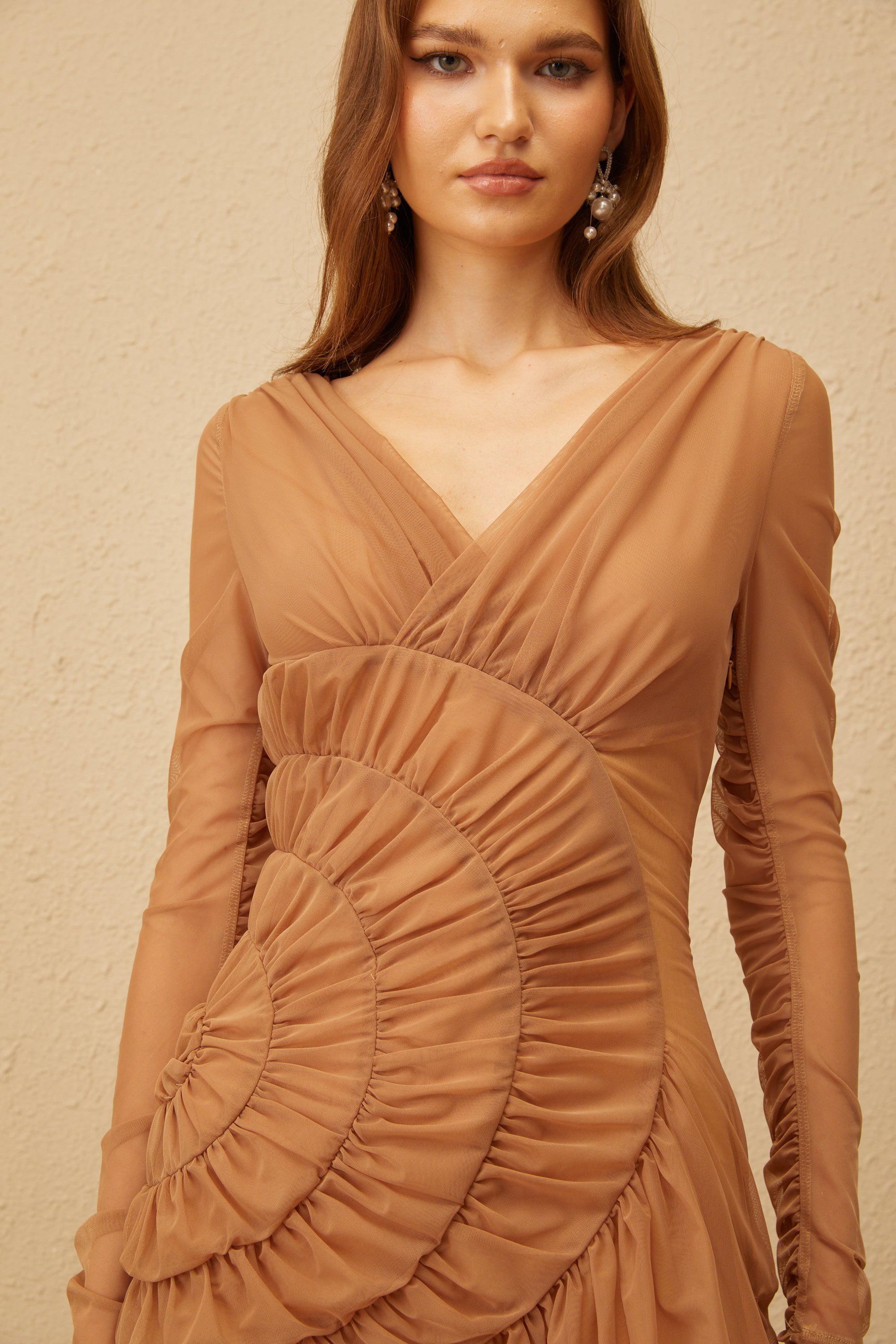 فستان كلوديا بني قصير من التول