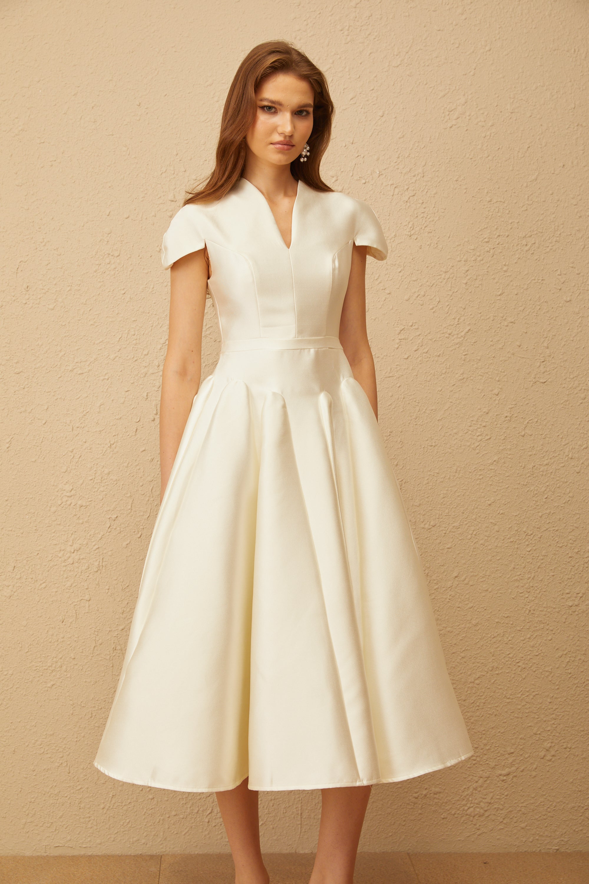 فستان أفينتين أبيض متوسط الطول بتصميم جوديت