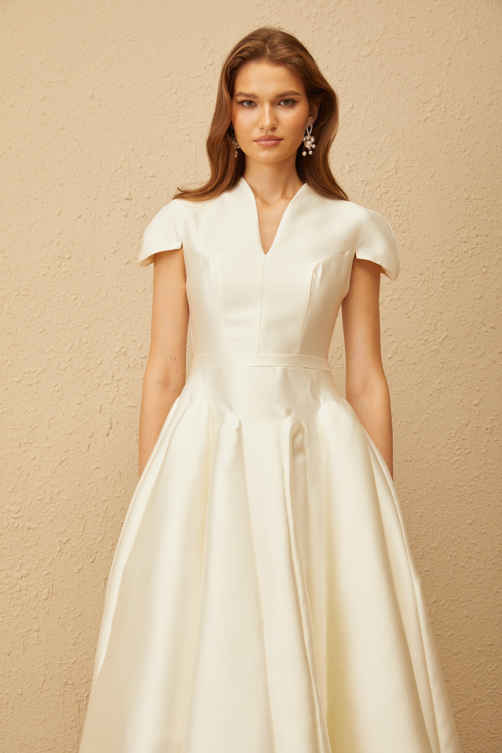 فستان أفينتين أبيض متوسط الطول بتصميم جوديت