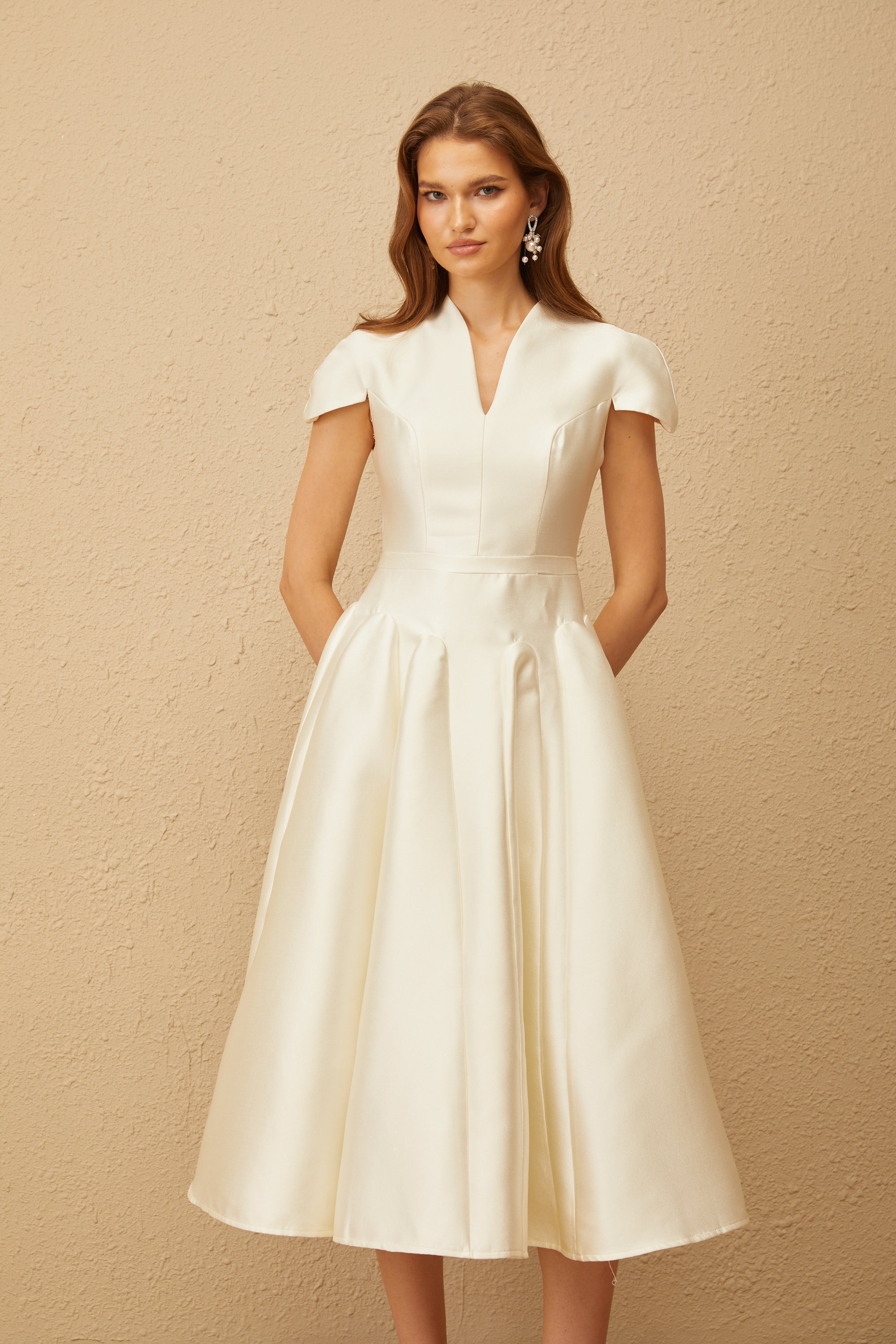 فستان أفينتين أبيض متوسط الطول بتصميم جوديت