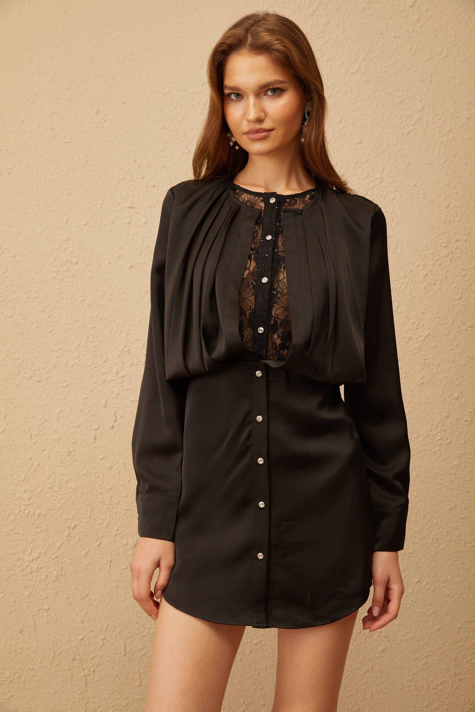 Prune – Schwarzes Minikleid mit Pailletten und Spitzeneinsatz