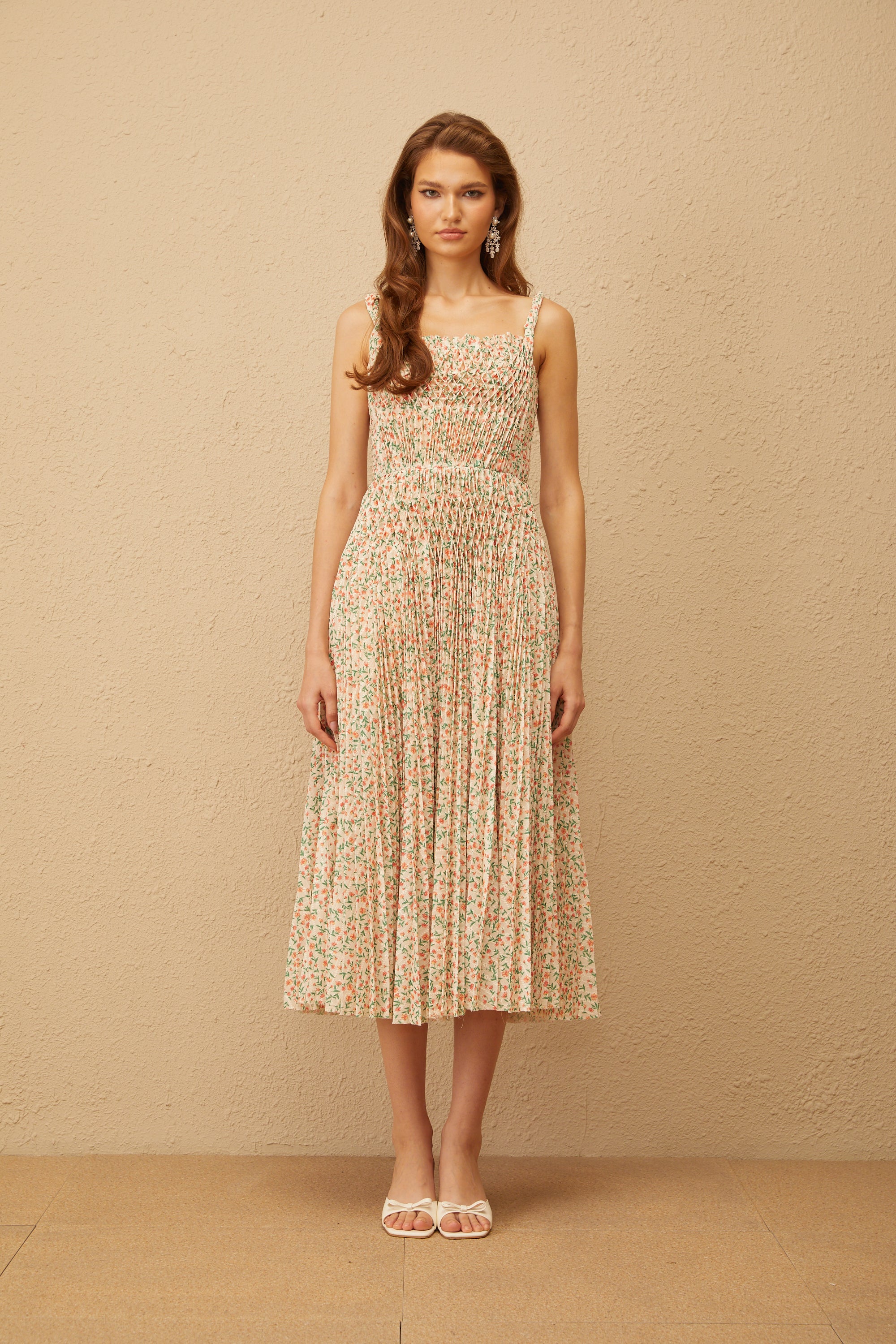 فستان ماريون متوسط الطول بطبعة زهور محايدة ومطوي