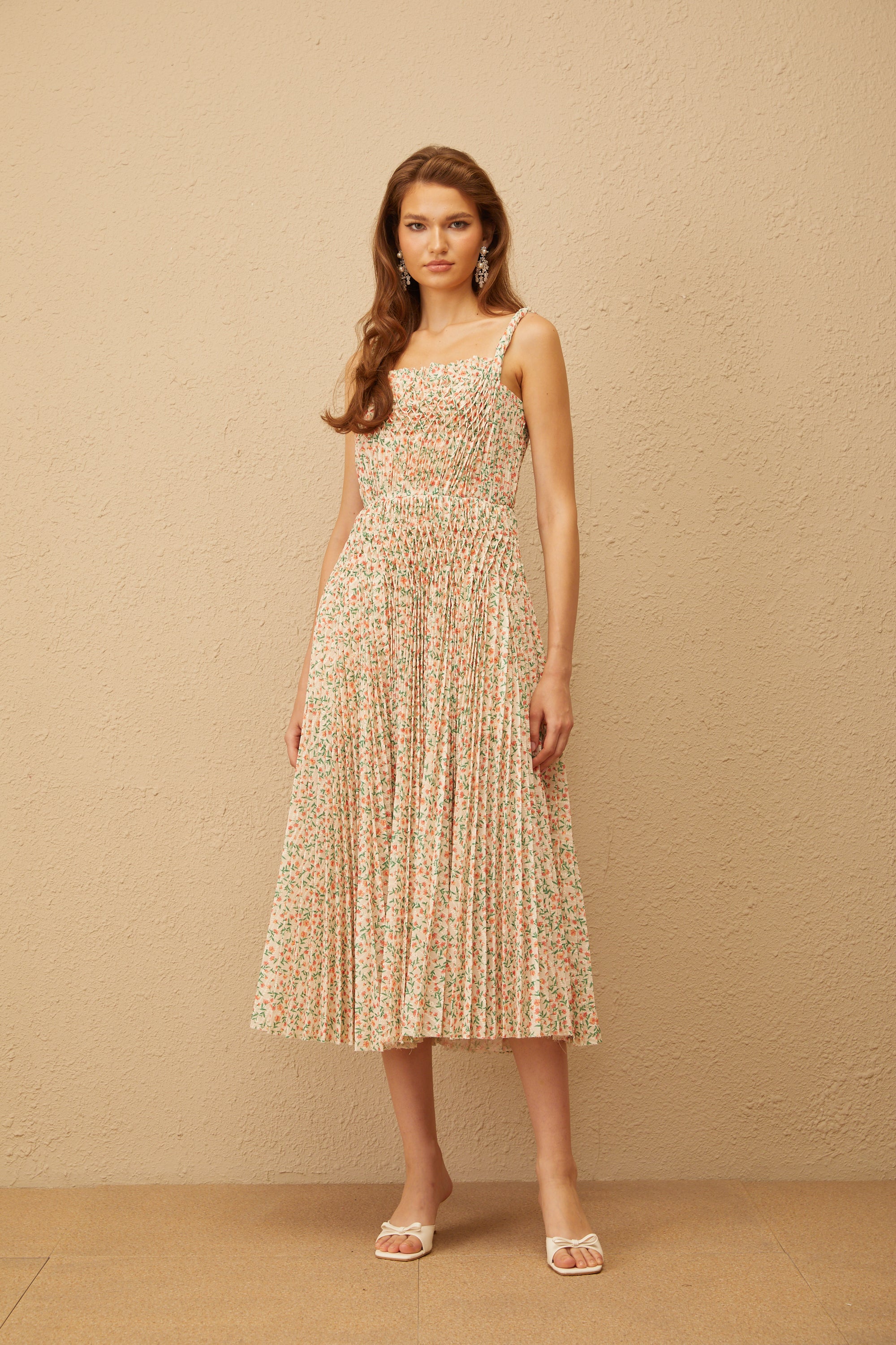 فستان ماريون متوسط الطول بطبعة زهور محايدة ومطوي