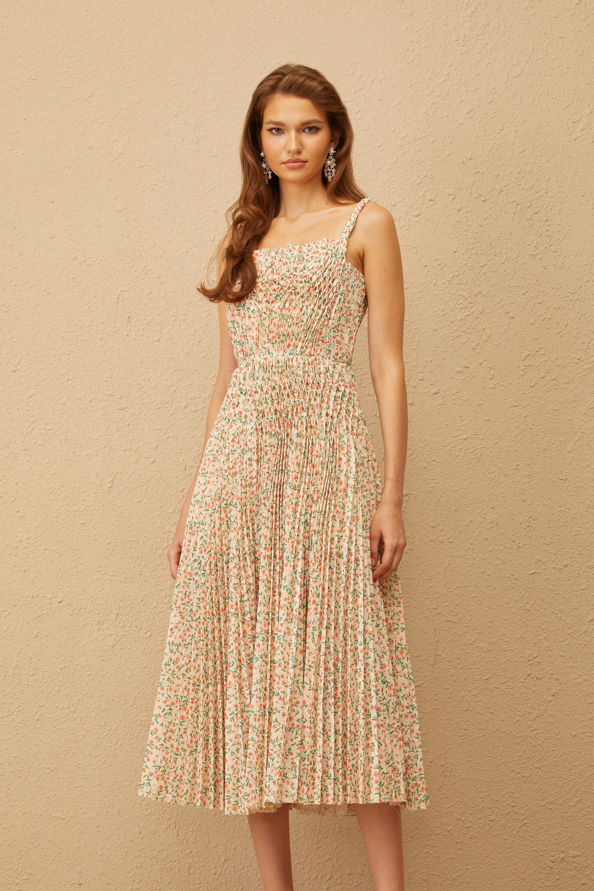 فستان ماريون متوسط الطول بطبعة زهور محايدة ومطوي