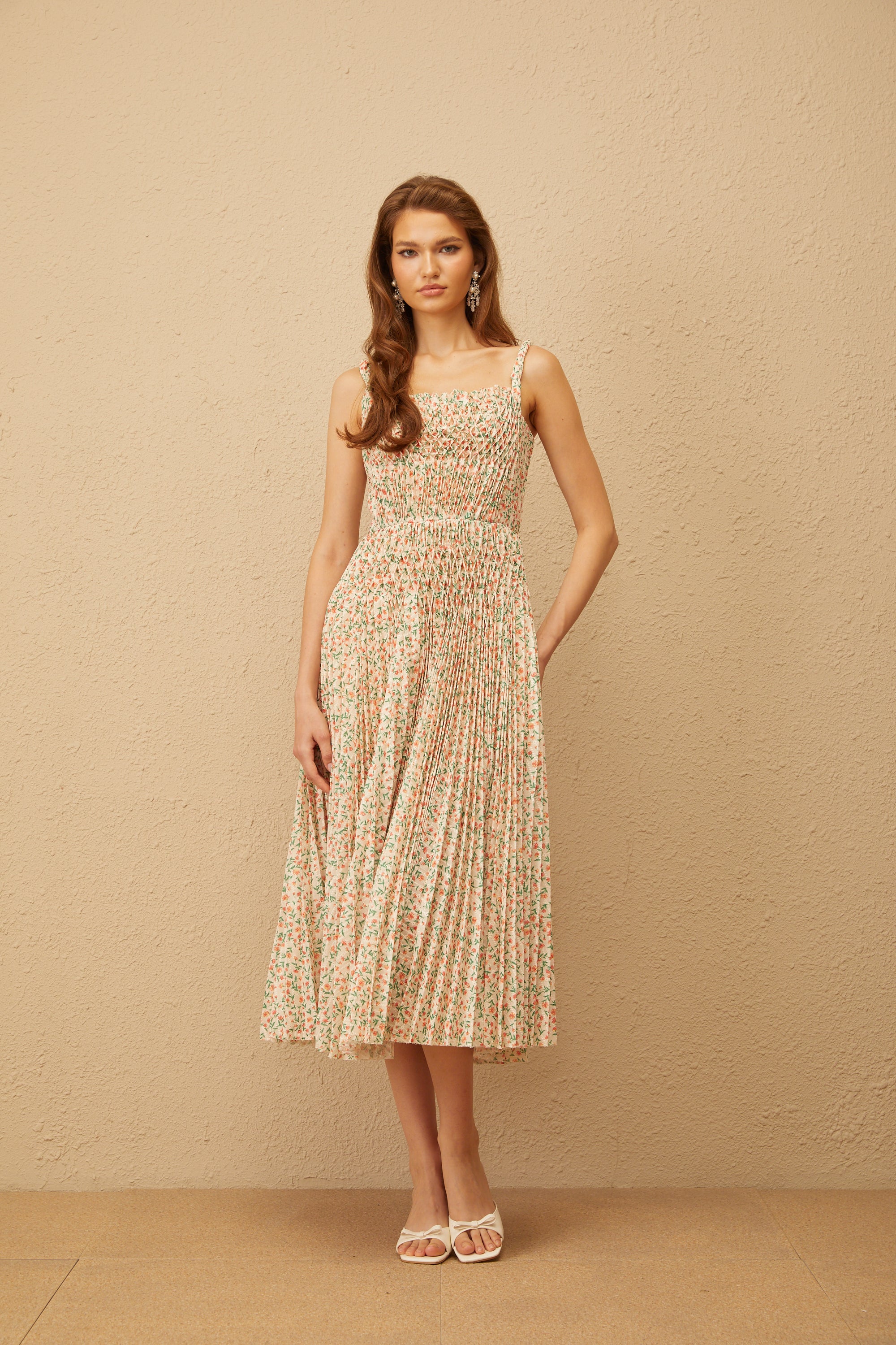 فستان ماريون متوسط الطول بطبعة زهور محايدة ومطوي